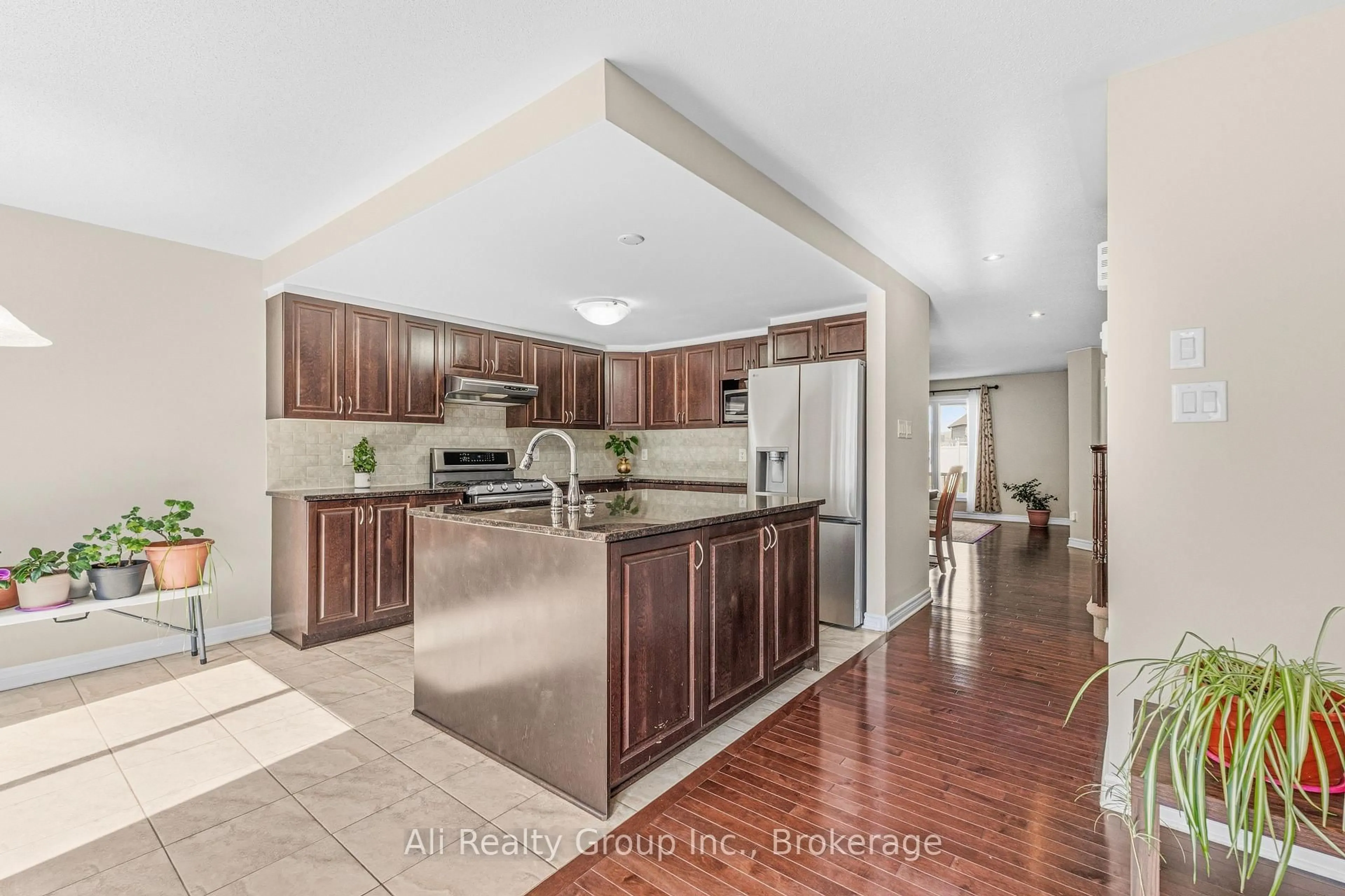 Open concept kitchen, ceramic/tile floor for 400 Nestleton St, Ottawa Ontario K4A 0W2