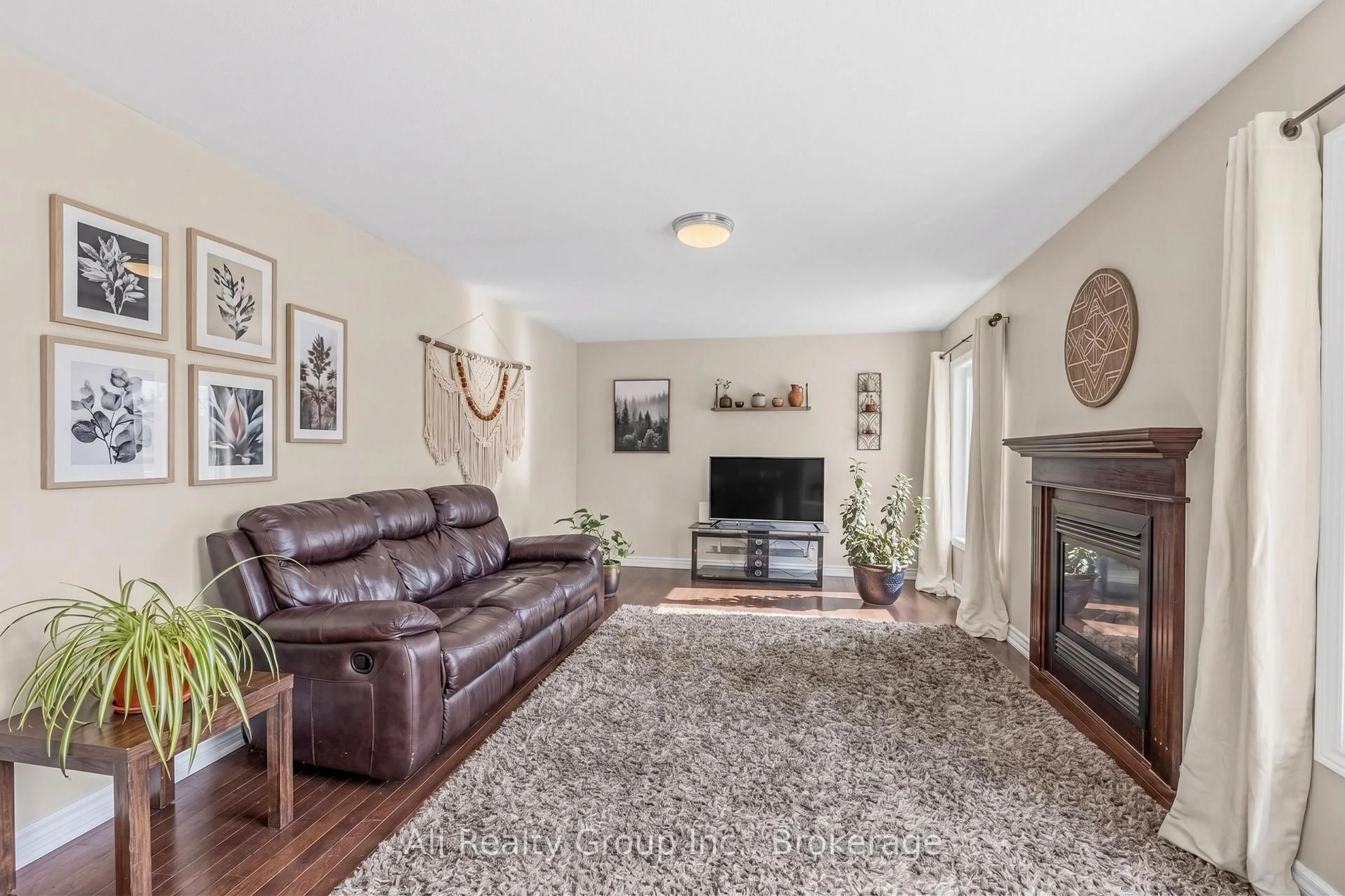 Living room with furniture, unknown for 400 Nestleton St, Ottawa Ontario K4A 0W2