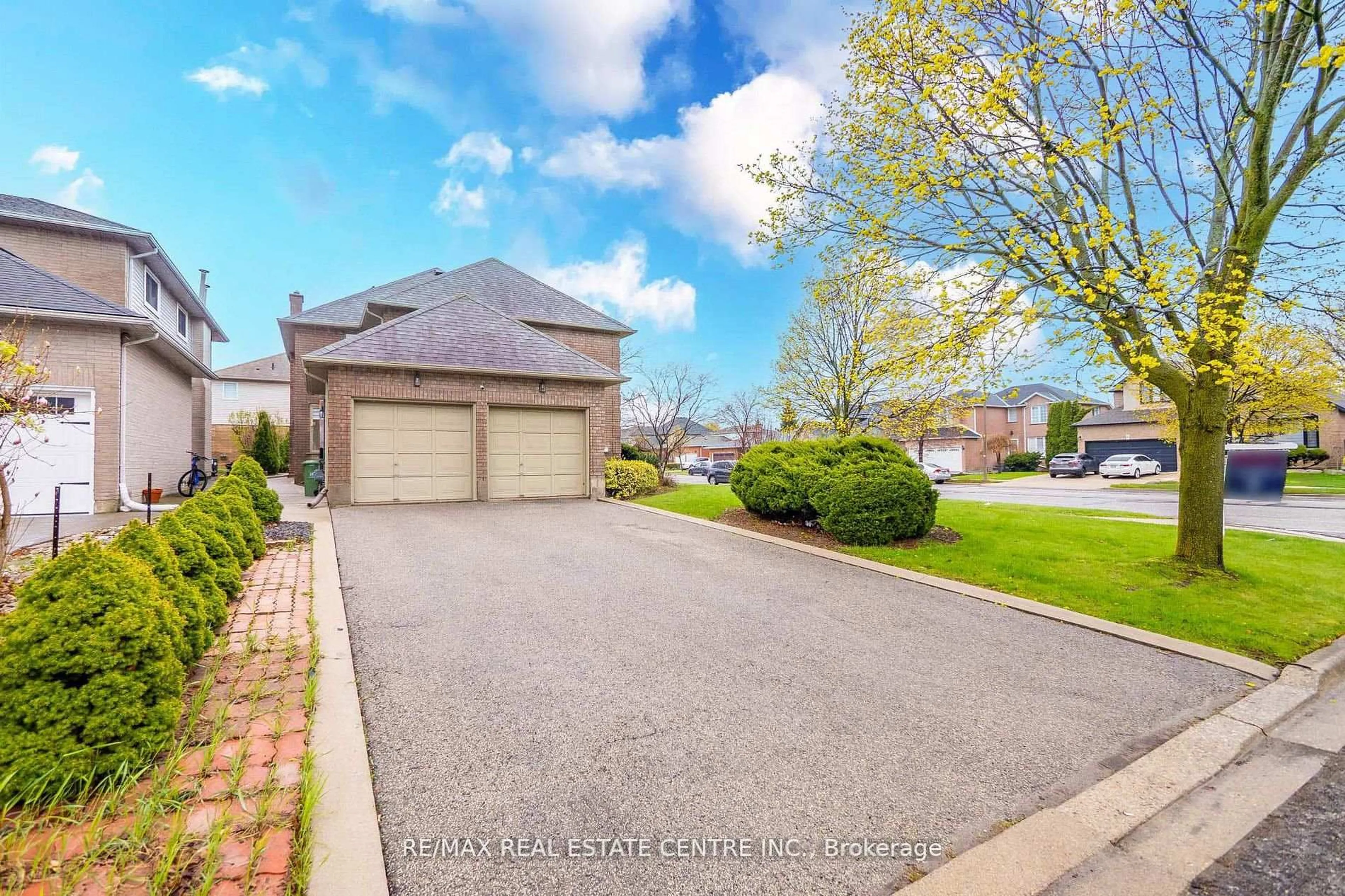 A pic from outside/outdoor area/front of a property/back of a property/a pic from drone, street for 25 Highbury Dr, Hamilton Ontario L8J 2T3