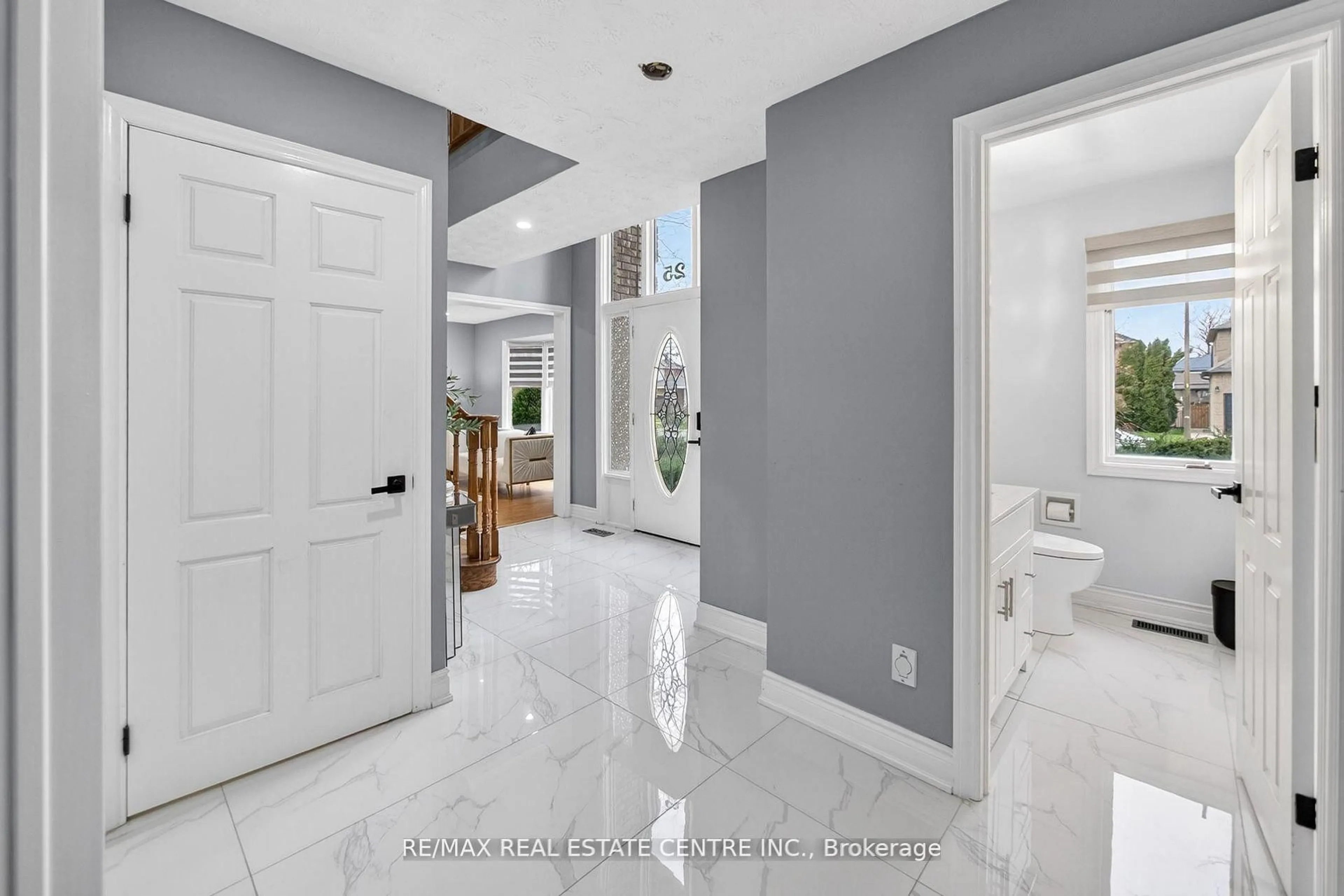 Indoor entryway for 25 Highbury Dr, Hamilton Ontario L8J 2T3