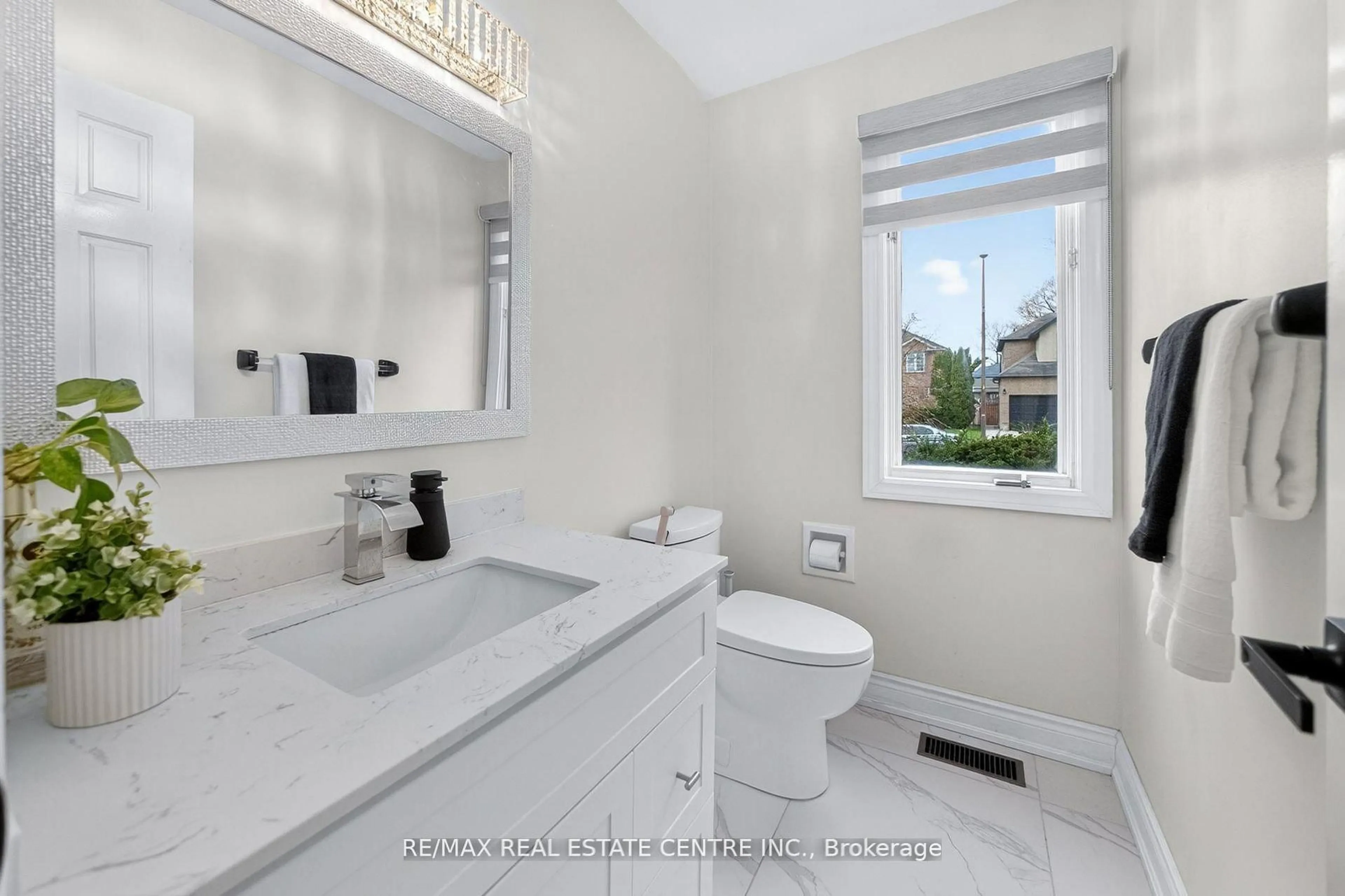 Contemporary bathroom, ceramic/tile floor for 25 Highbury Dr, Hamilton Ontario L8J 2T3
