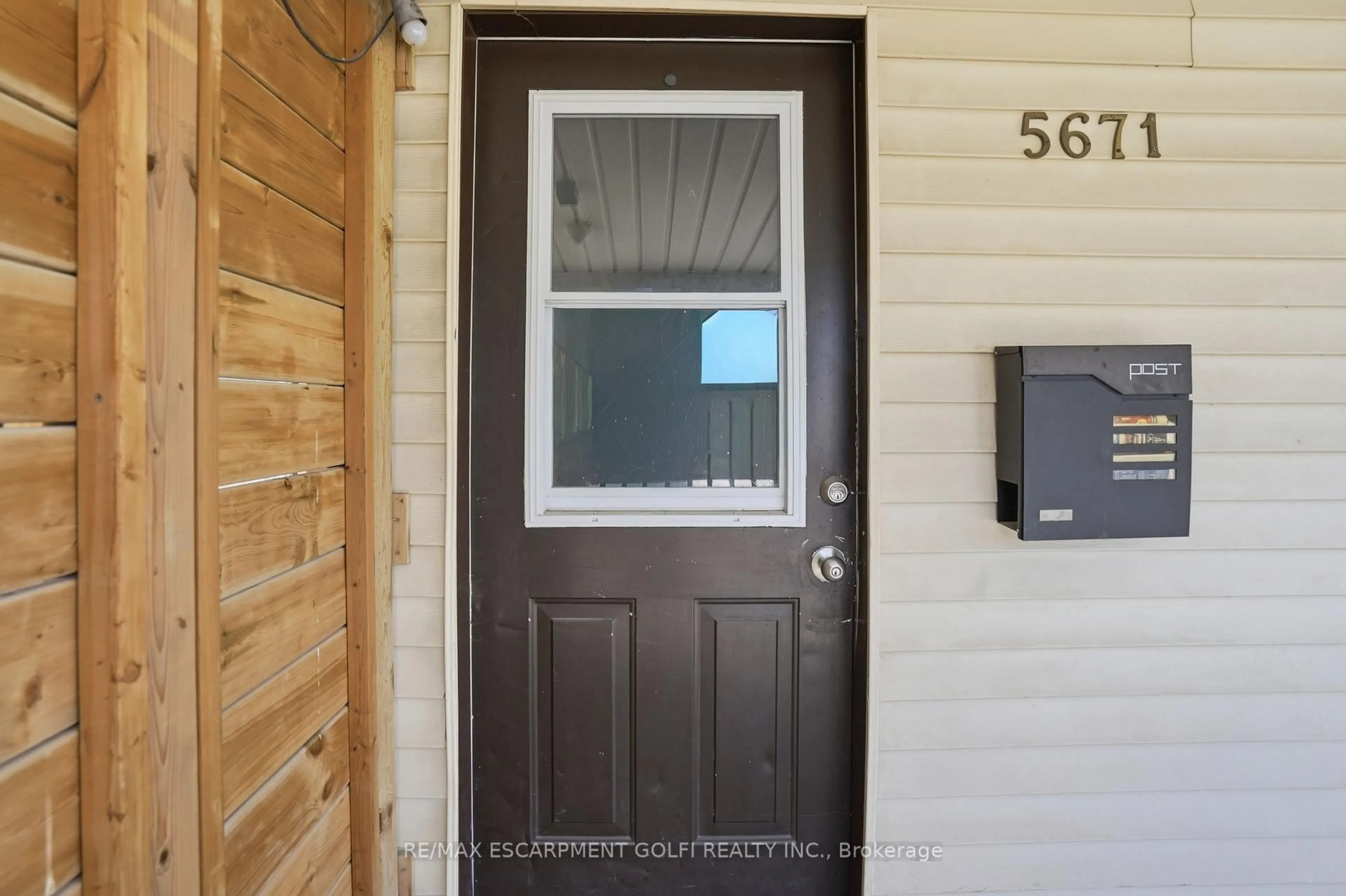 Indoor entryway for 5671 Desson Ave, Niagara Falls Ontario L2G 3T3