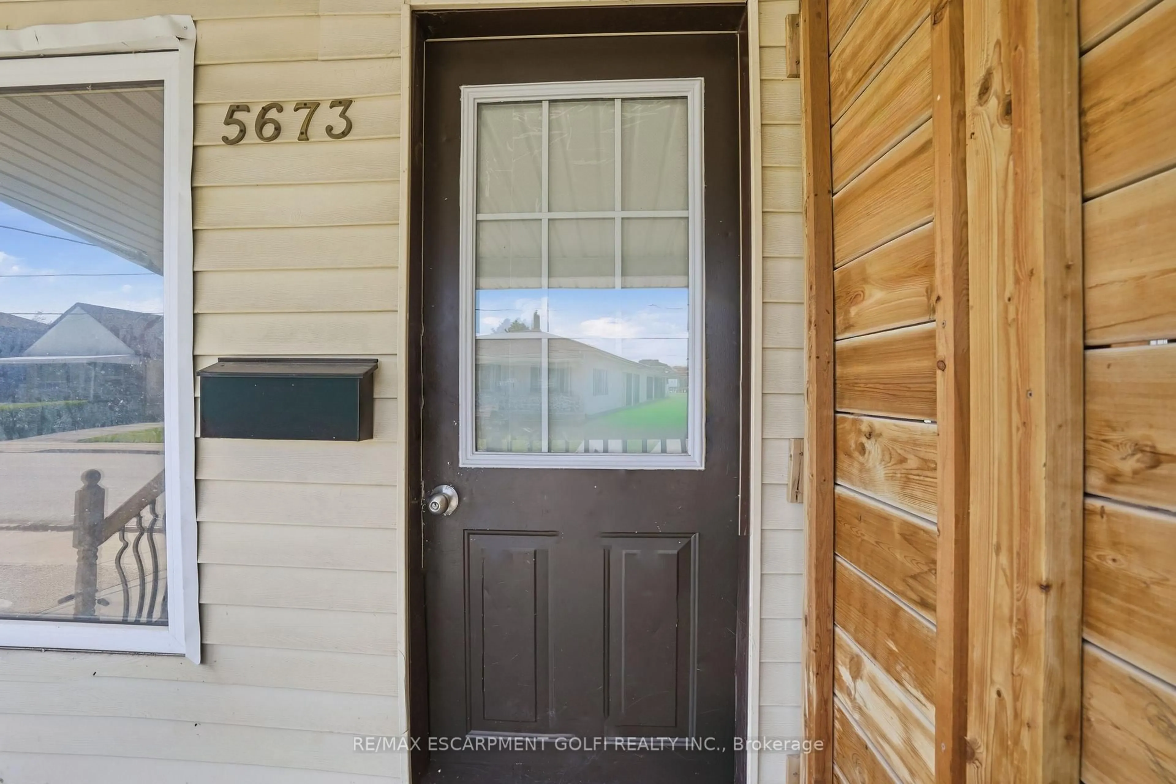Indoor entryway for 5671 Desson Ave, Niagara Falls Ontario L2G 3T3