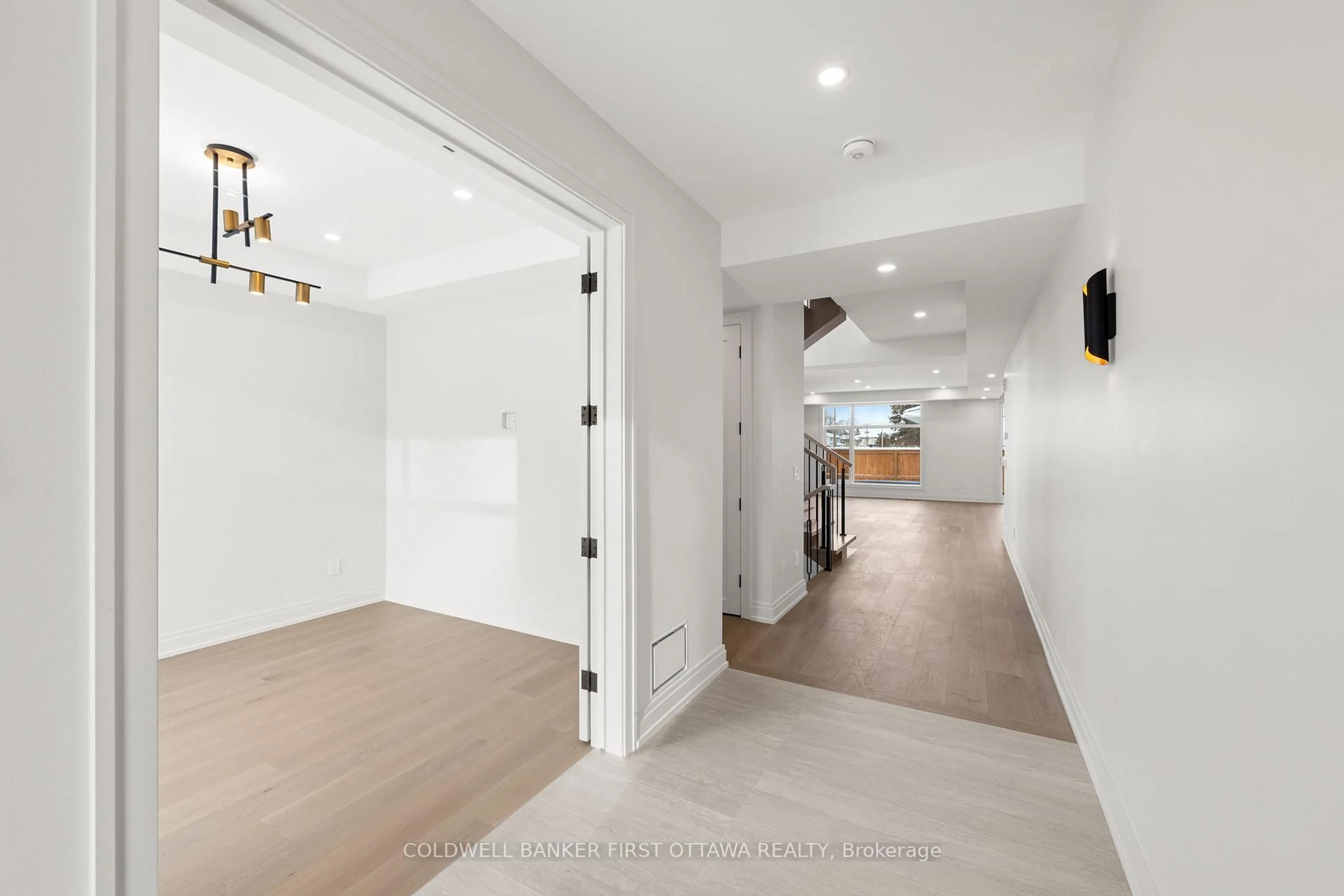 Indoor entryway for 93 LOTTA Ave, Ottawa Ontario K2G 2B8