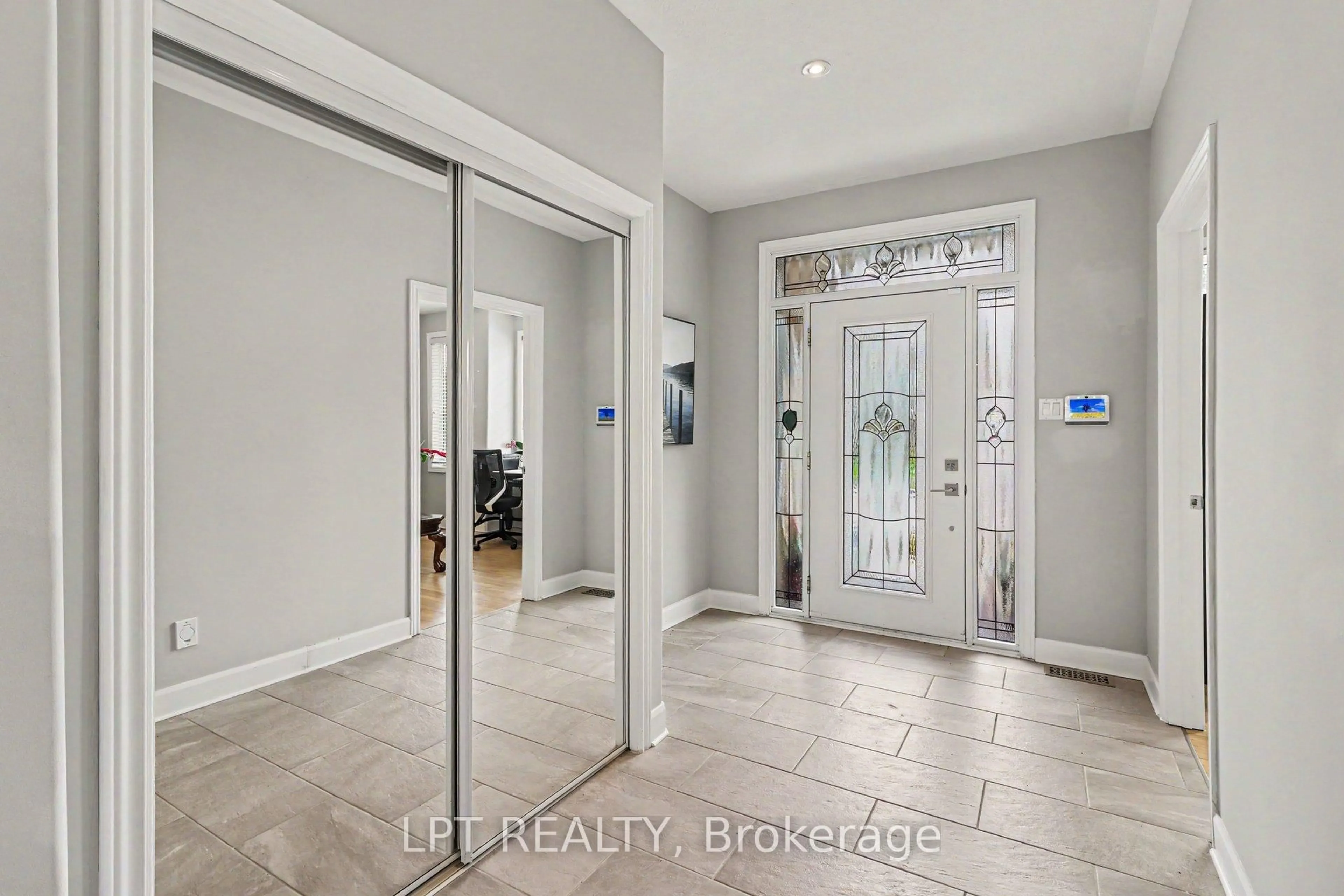 Indoor entryway for 1942 CAPRIHANI Way, Orleans Ontario K4A 4R6