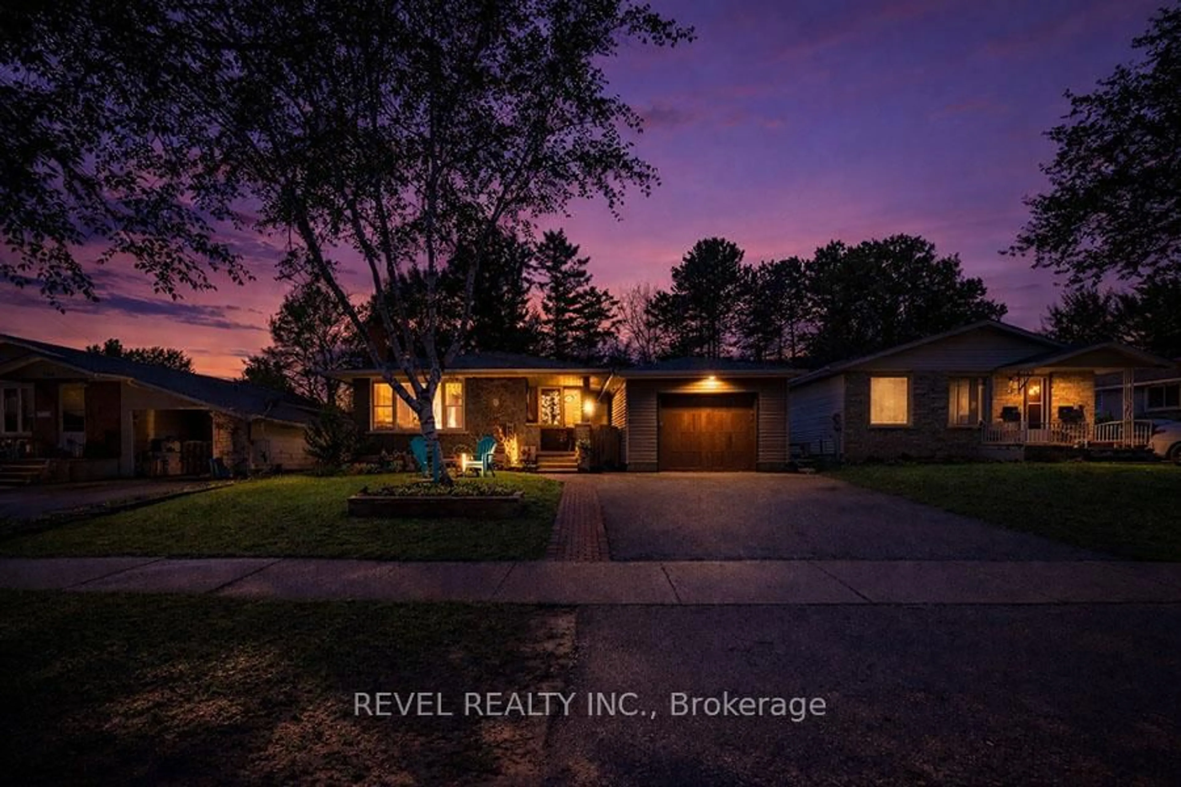 A pic from outside/outdoor area/front of a property/back of a property/a pic from drone, street for 102 Century Hill Dr, Kitchener Ontario N2E 2H8