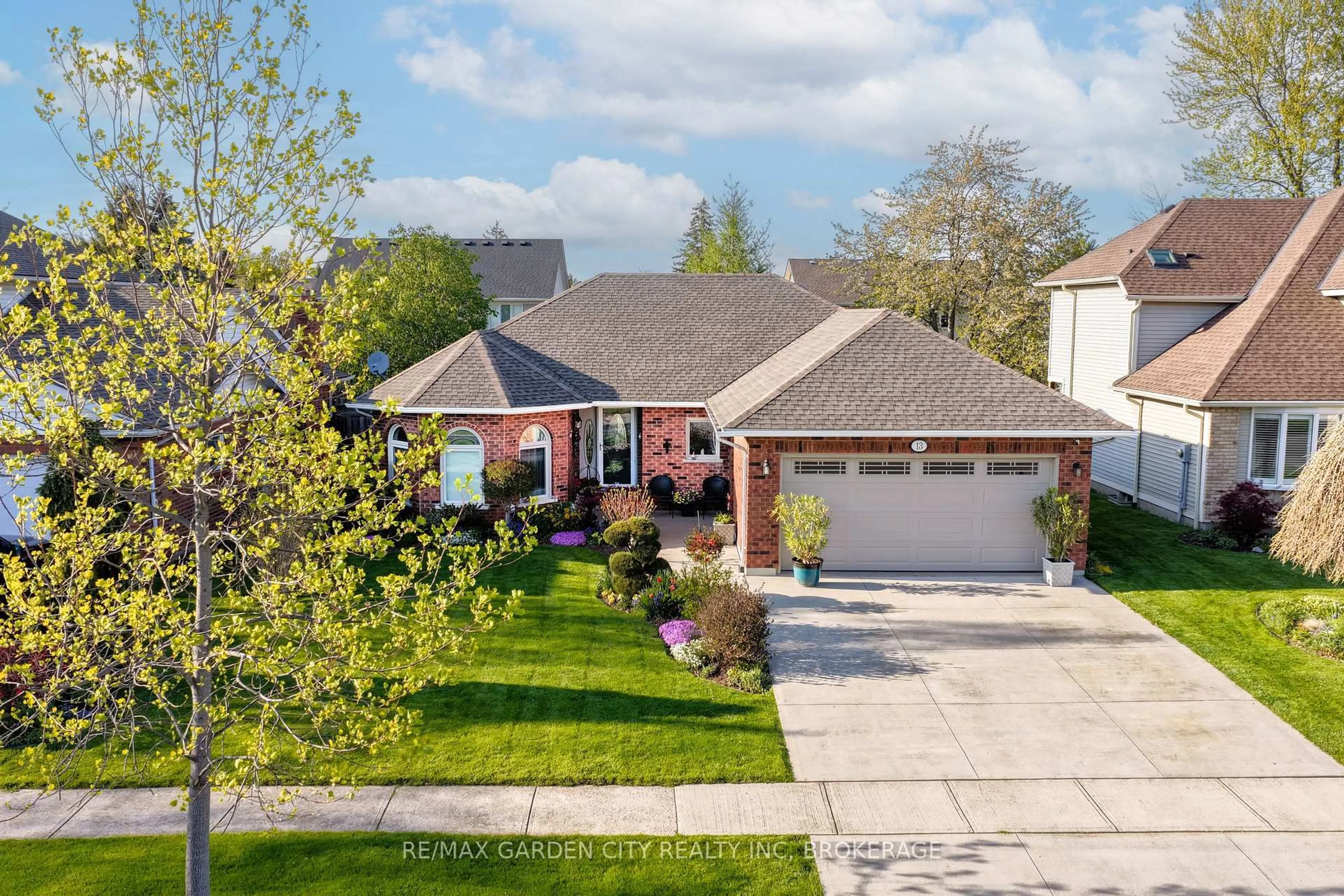 A pic from outside/outdoor area/front of a property/back of a property/a pic from drone, street for 13 Third Ave, St. Catharines Ontario L2W 1A8