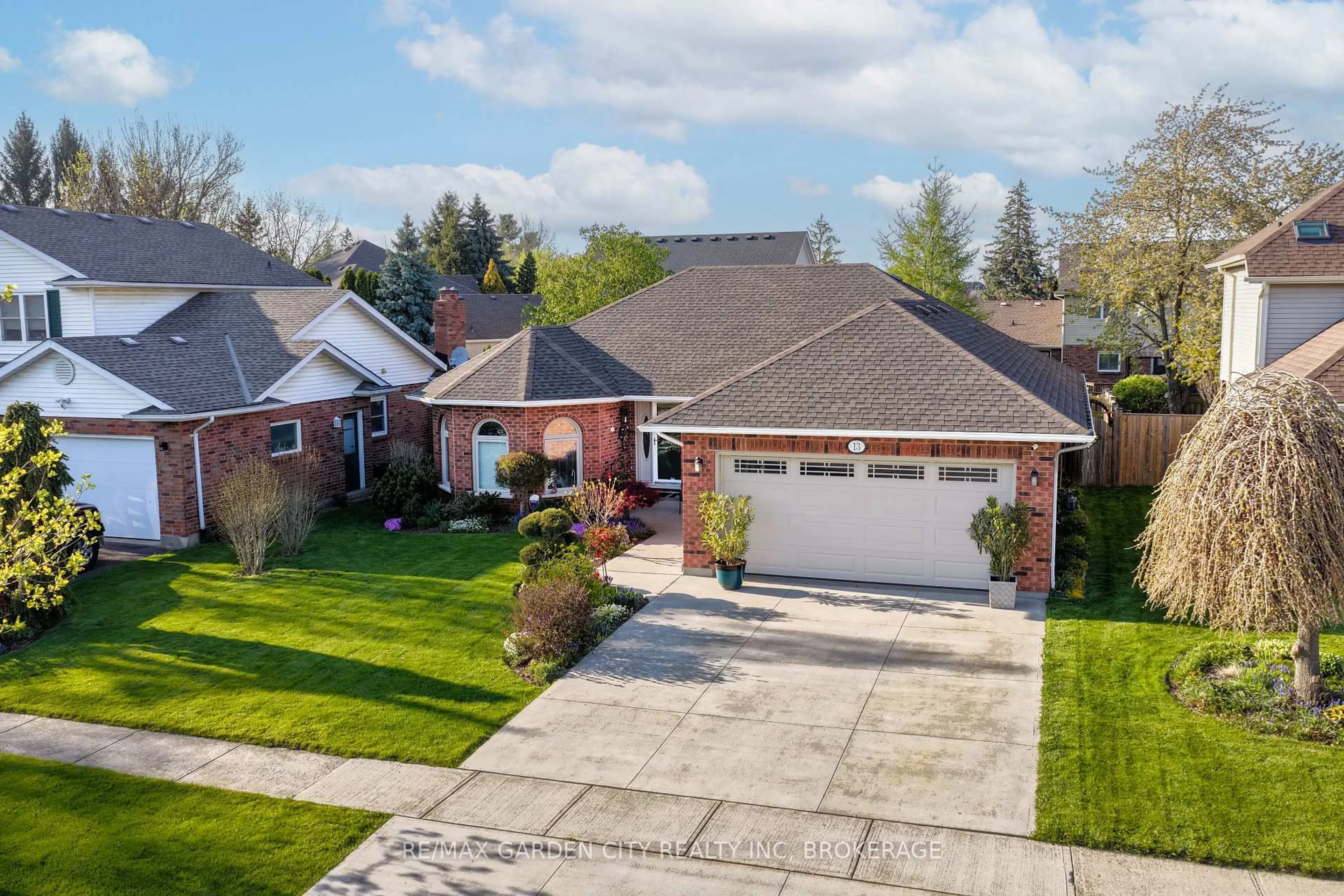 A pic from outside/outdoor area/front of a property/back of a property/a pic from drone, street for 13 Third Ave, St. Catharines Ontario L2W 1A8