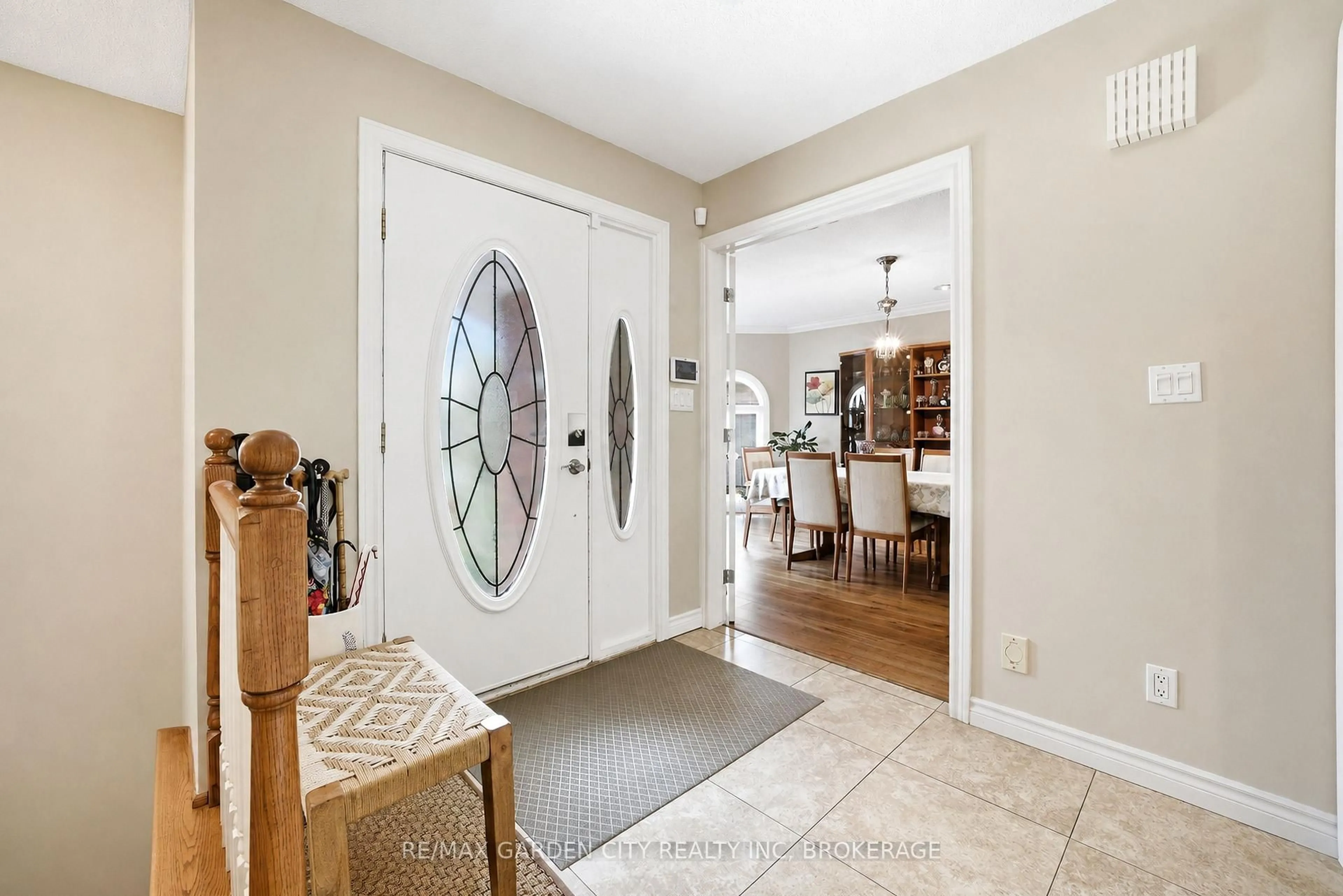 Indoor entryway for 13 Third Ave, St. Catharines Ontario L2W 1A8