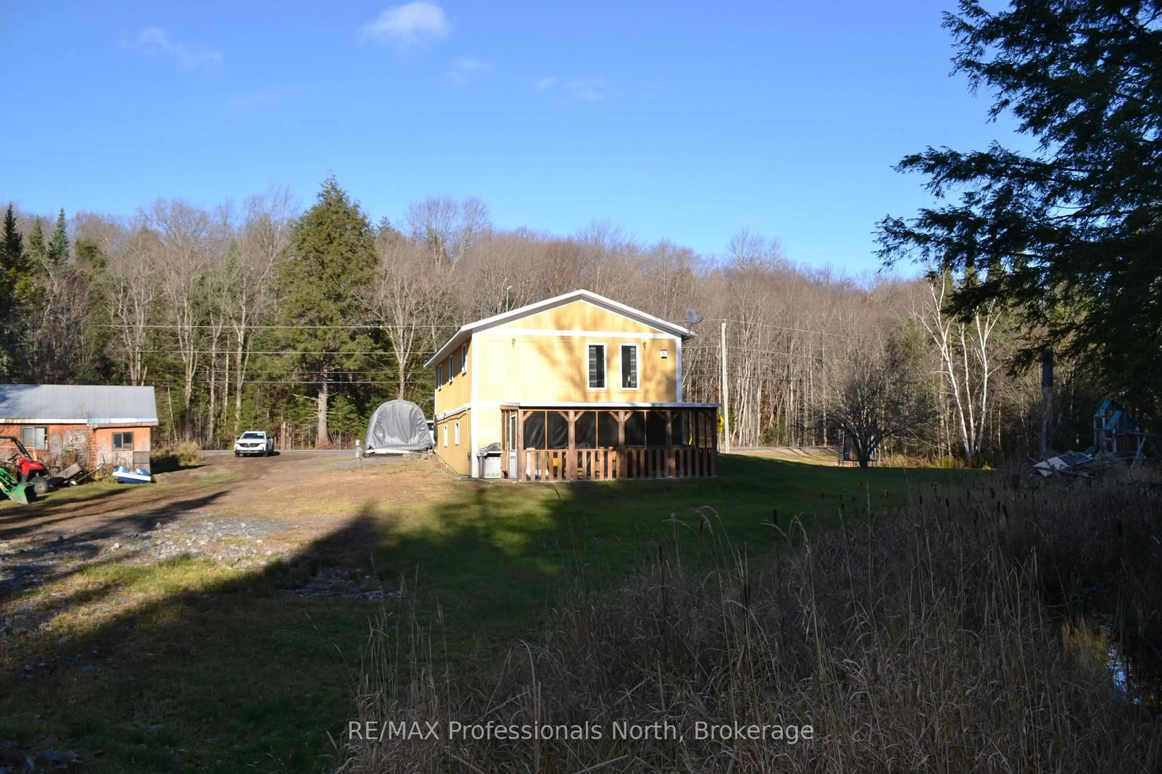 A pic from outside/outdoor area/front of a property/back of a property/a pic from drone, building for 2315 Aspdin Rd, Huntsville Ontario P0B 1M0