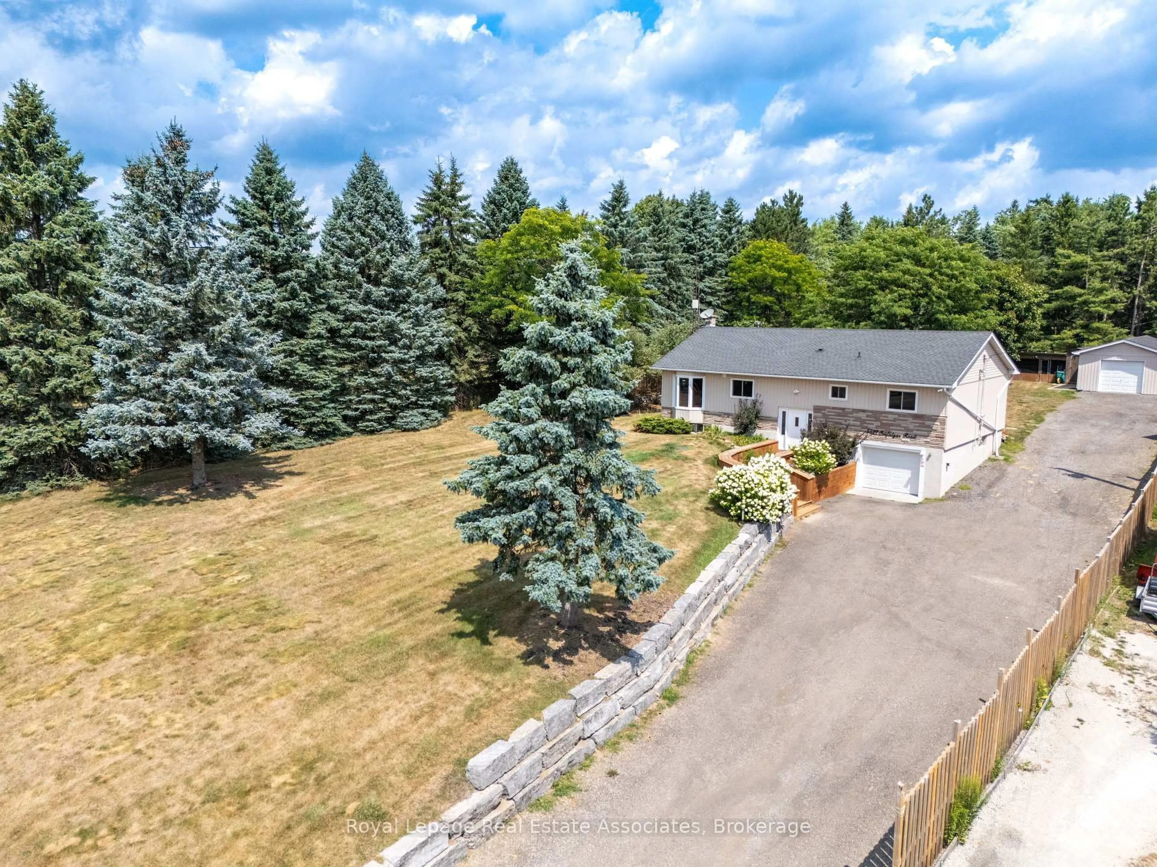A pic from outside/outdoor area/front of a property/back of a property/a pic from drone, unknown for 5527 Trafalgar Rd, Erin Ontario N0B 1T0