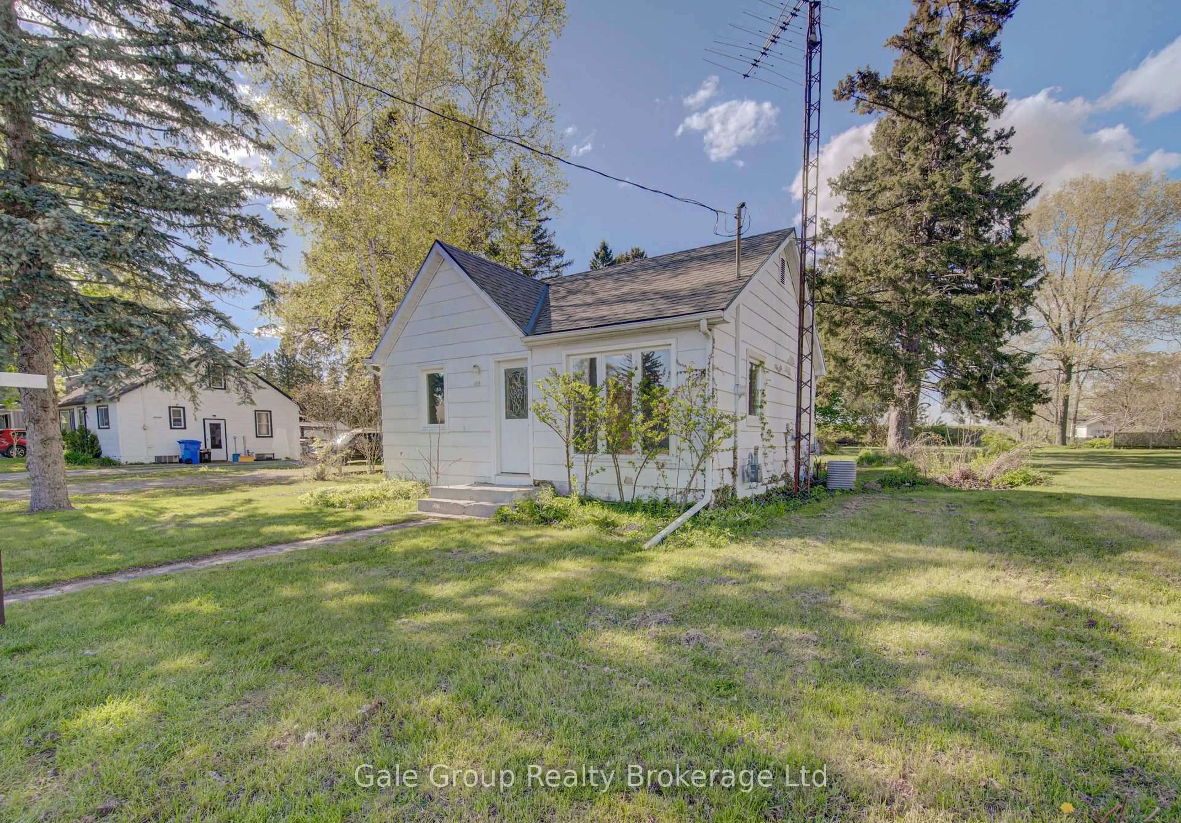 A pic from outside/outdoor area/front of a property/back of a property/a pic from drone, street for 193 West Church St, Norfolk Ontario N0E 1Y0