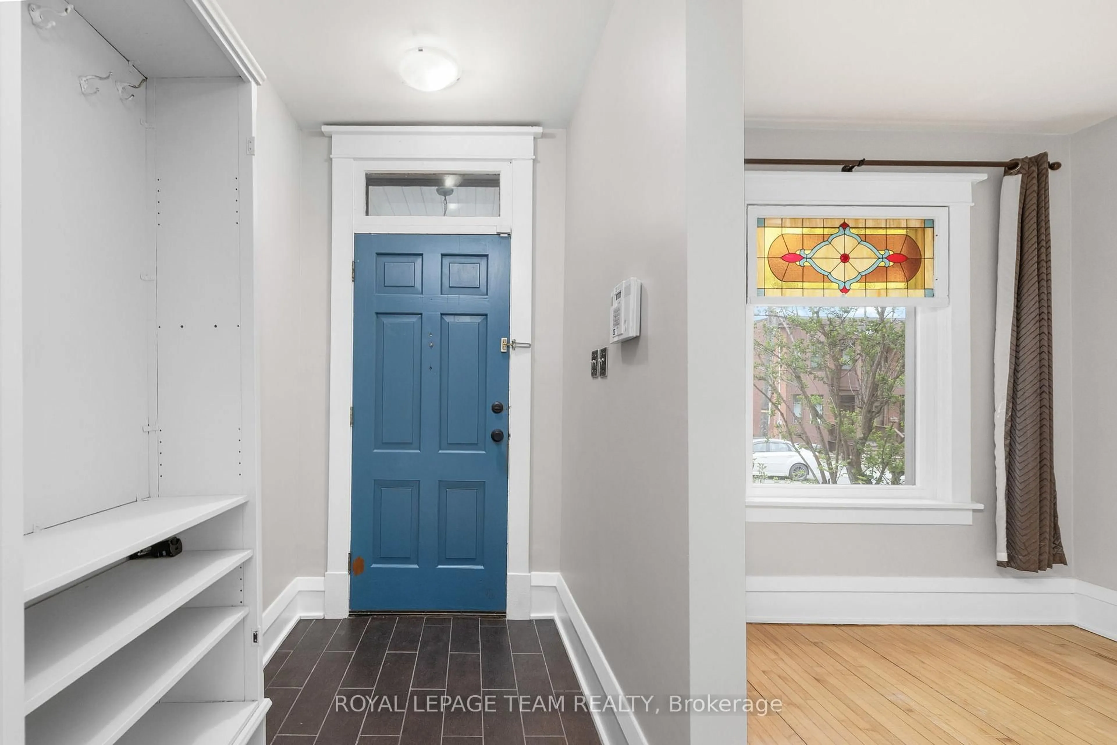 Indoor entryway for 183 Goulburn Ave, Ottawa Ontario K1N 8E3