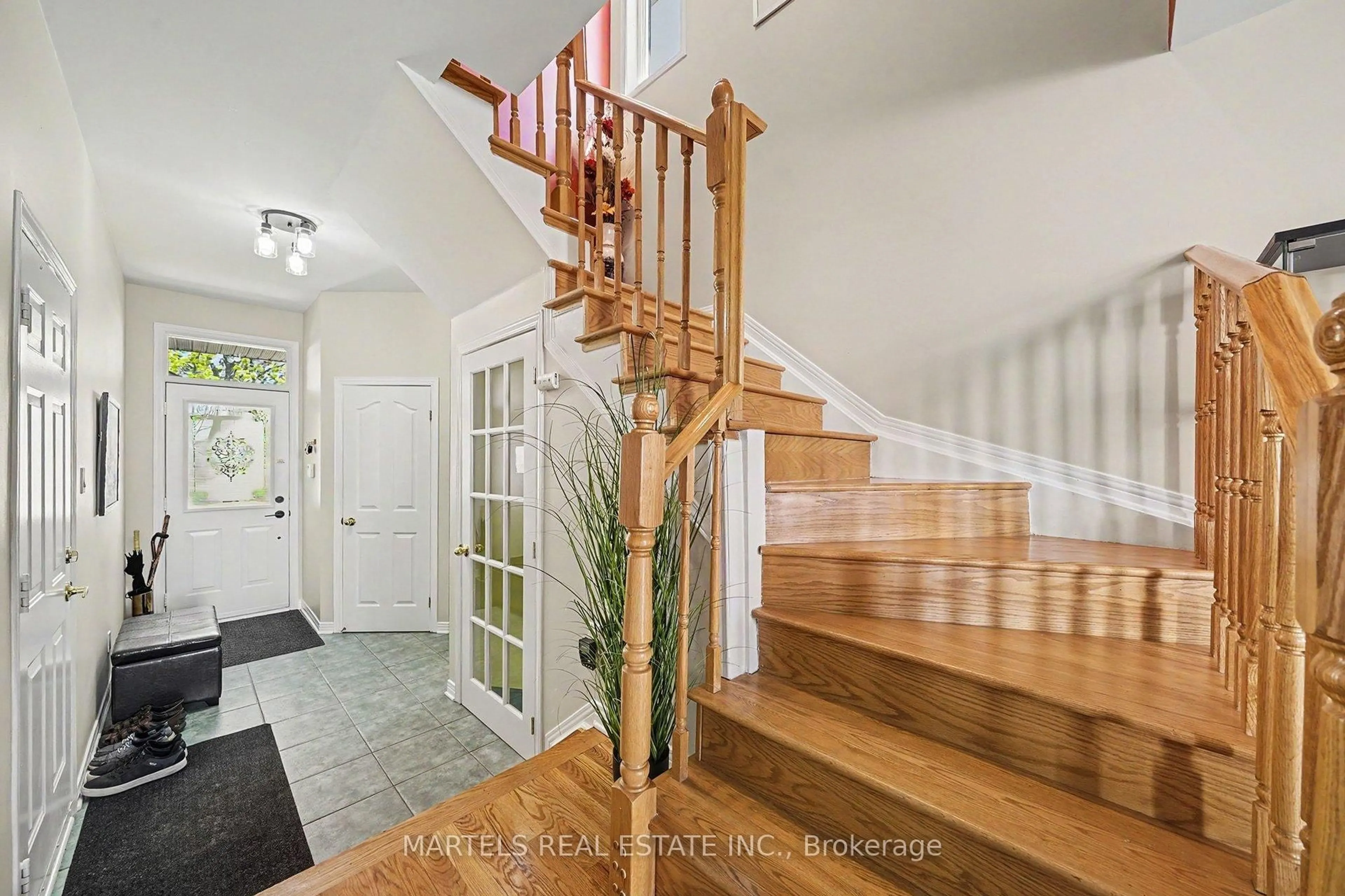 Indoor entryway for 919 Markwick Cres, Ottawa Ontario K4A 4J1