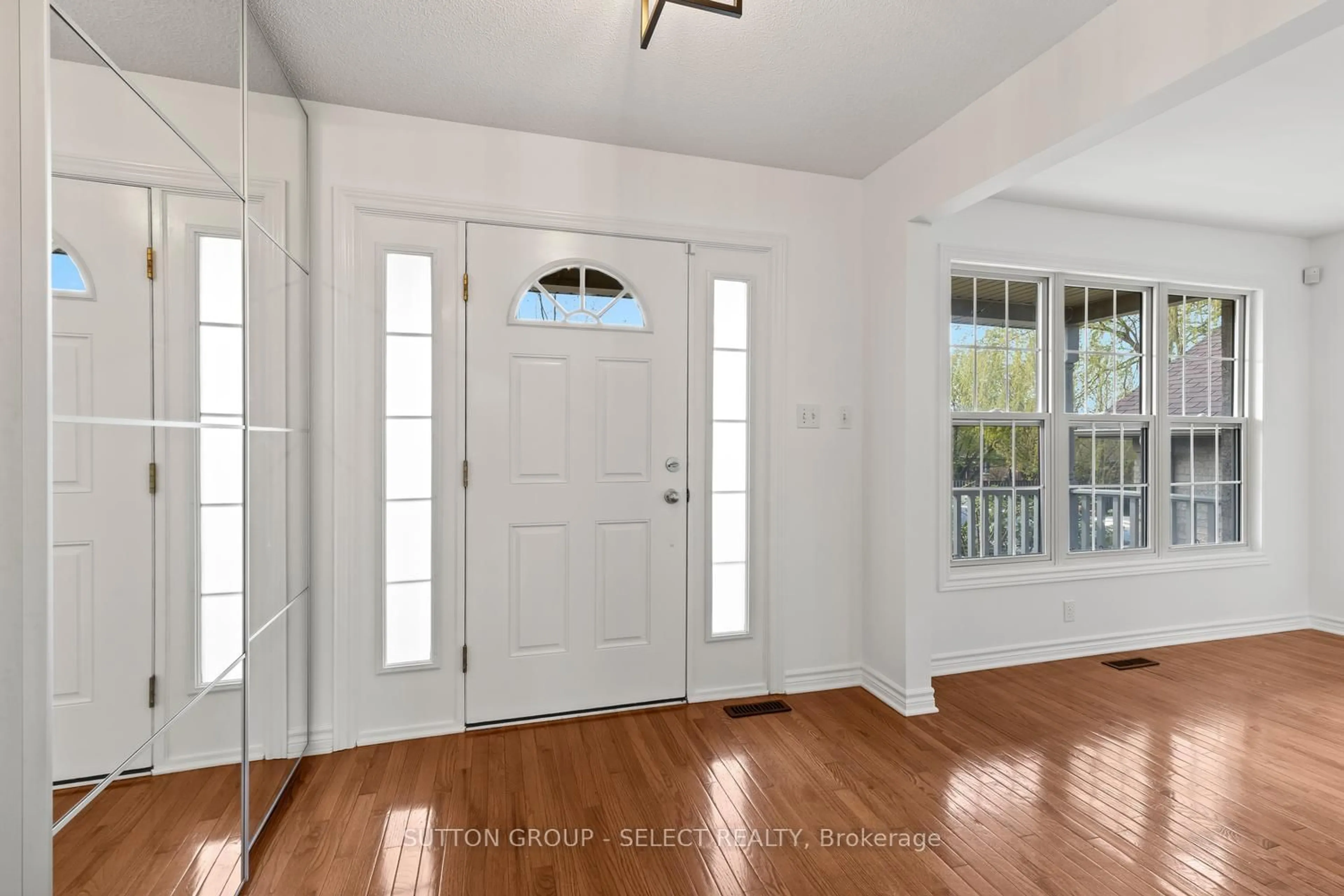 Indoor entryway for 176 Buttercup Crt, London North Ontario N6G 5M6