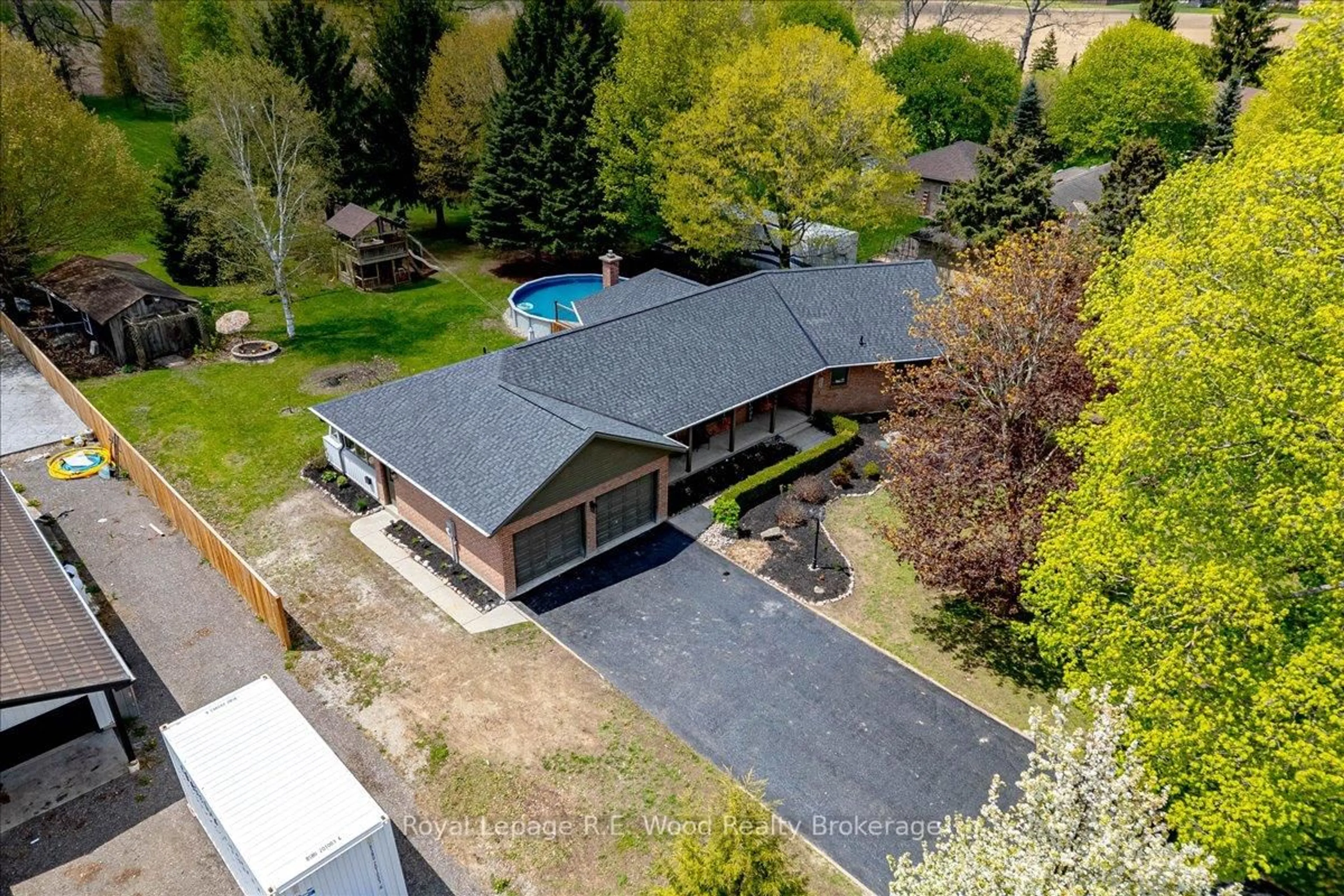 A pic from outside/outdoor area/front of a property/back of a property/a pic from drone, street for 144 Dover St, Norwich Ontario N0J 1R0