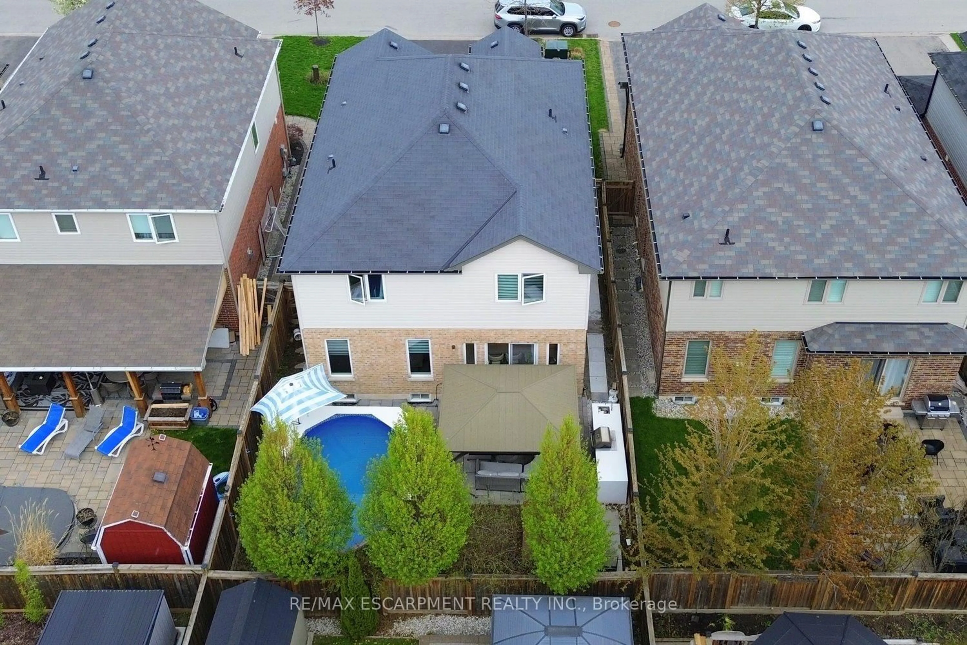 A pic from outside/outdoor area/front of a property/back of a property/a pic from drone, unknown for 74 Lampman Dr, Grimsby Ontario L3M 0E7