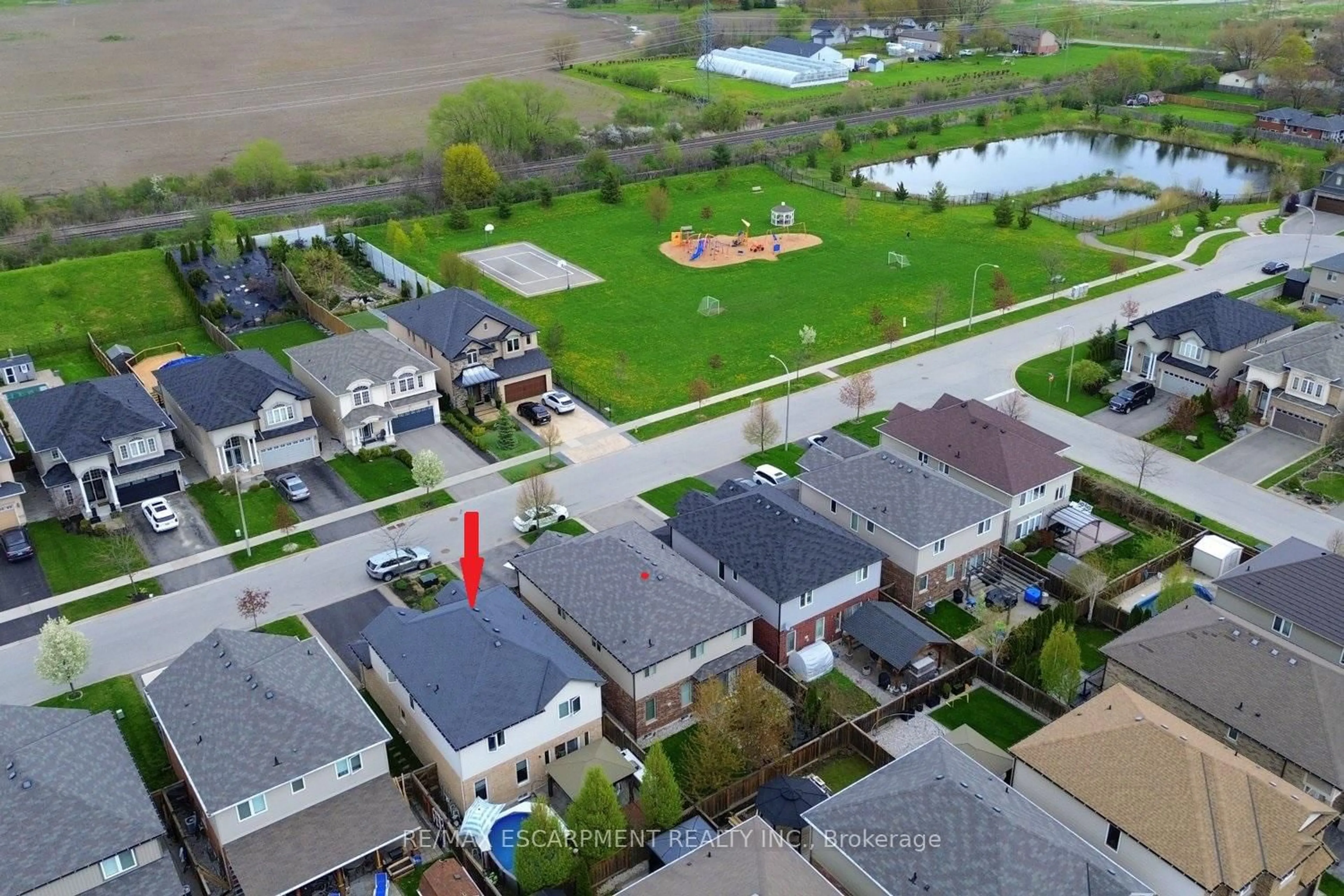 A pic from outside/outdoor area/front of a property/back of a property/a pic from drone, street for 74 Lampman Dr, Grimsby Ontario L3M 0E7