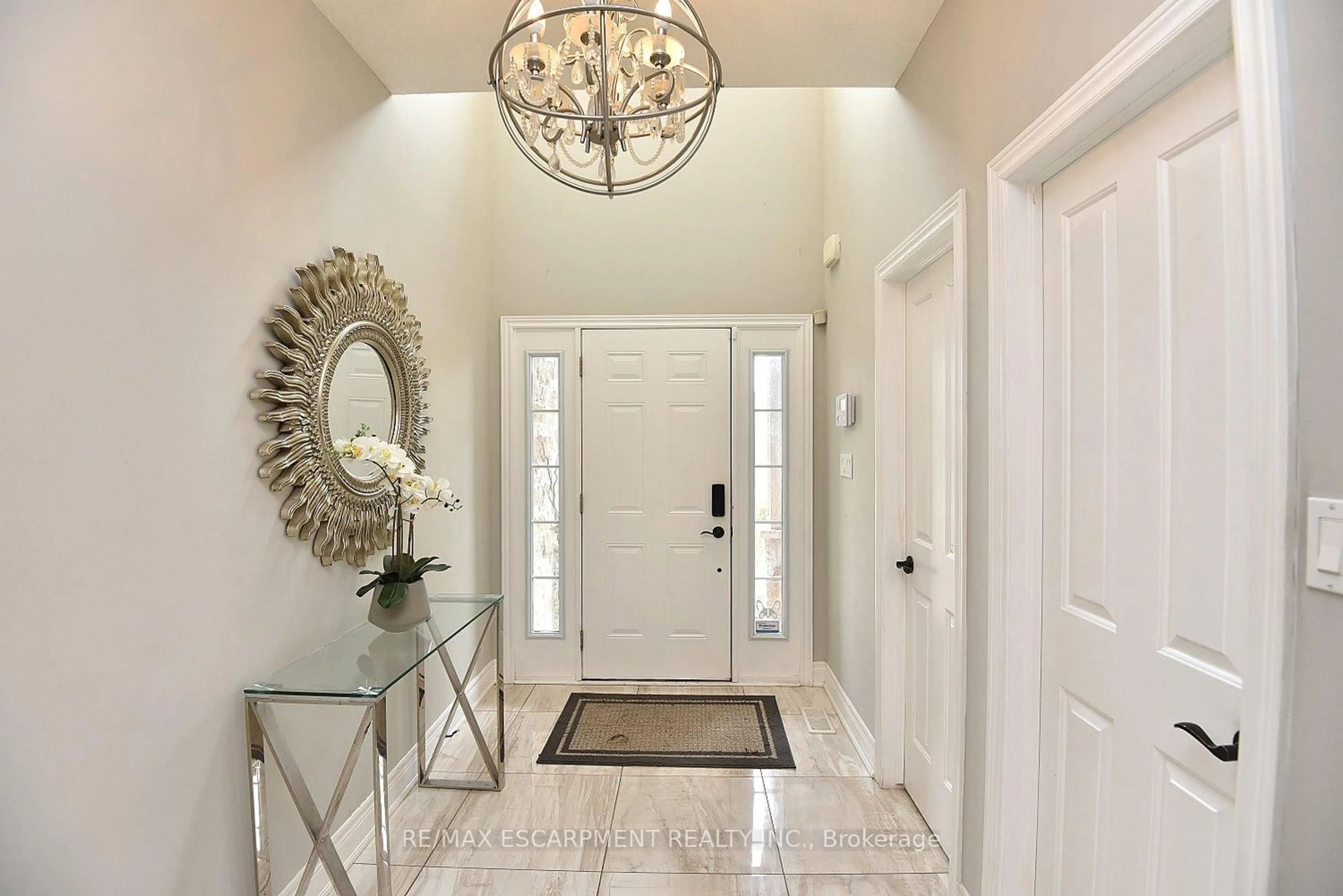 Indoor entryway for 74 Lampman Dr, Grimsby Ontario L3M 0E7