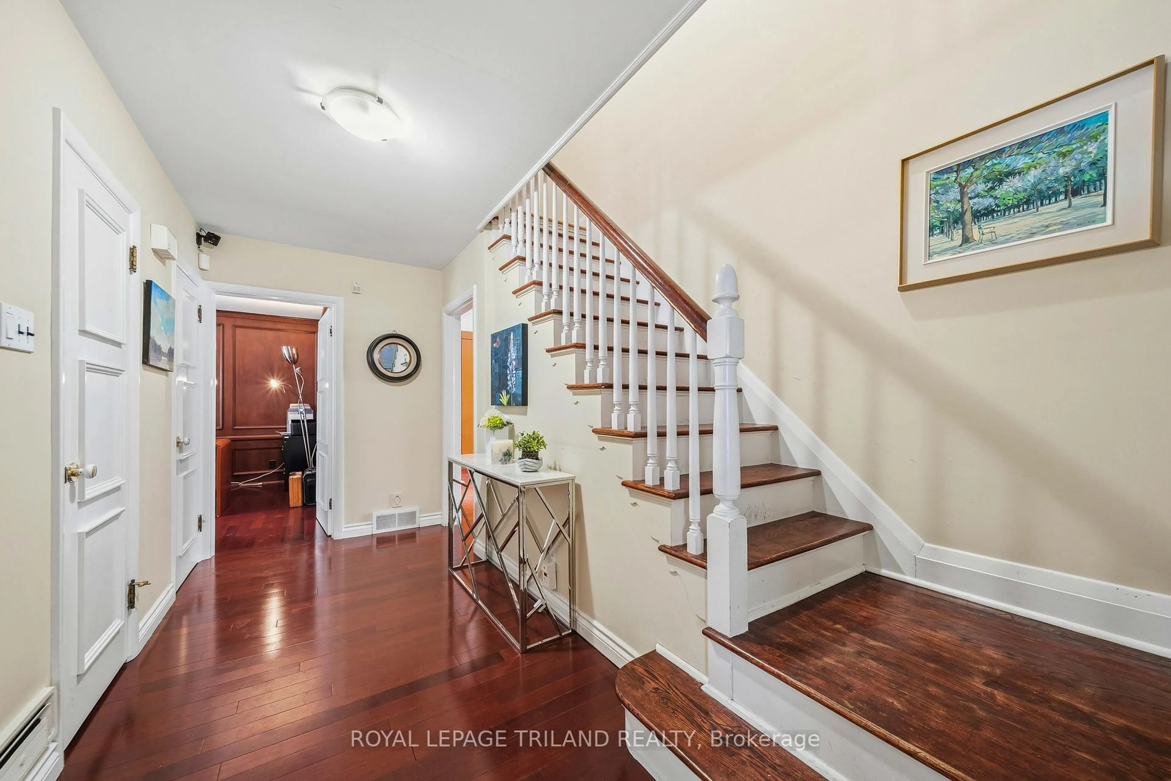 Indoor entryway for 1104 The Pkwy, London East Ontario N6A 2X3