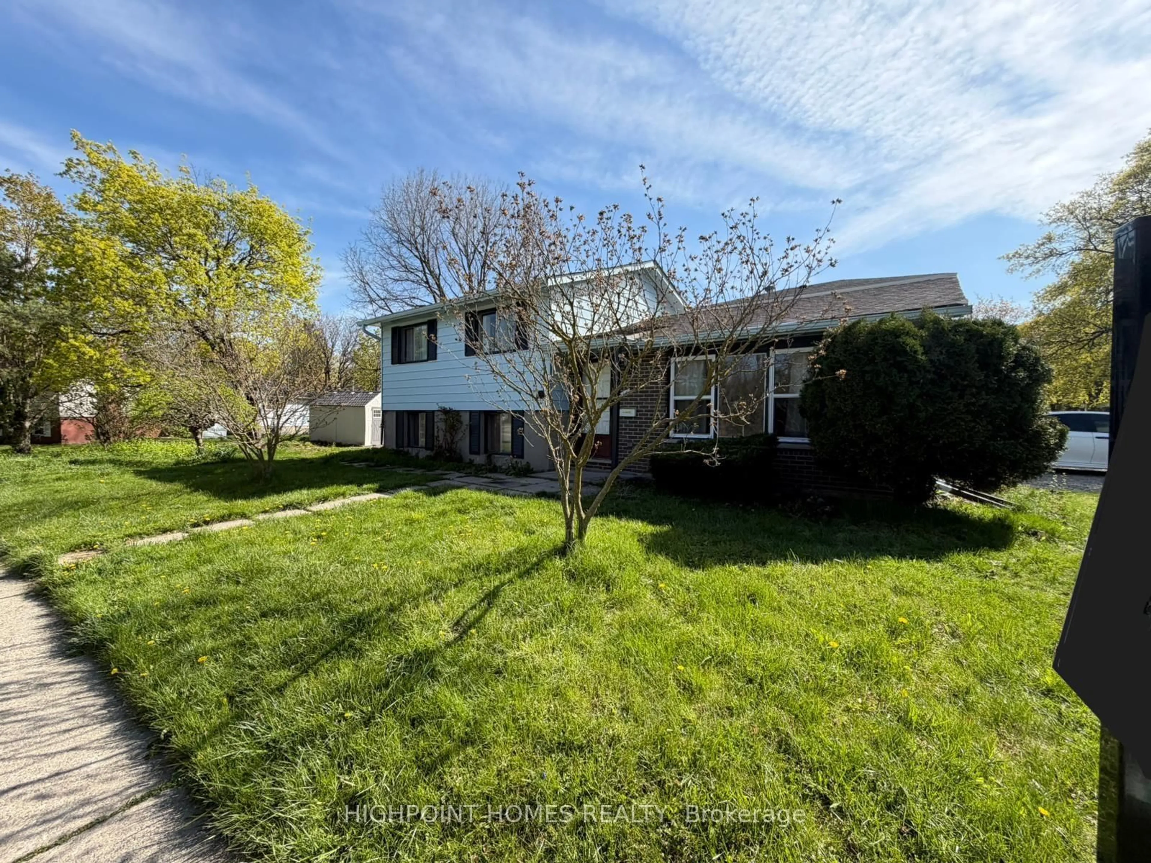A pic from outside/outdoor area/front of a property/back of a property/a pic from drone, street for 466 Midwood Cres, Waterloo Ontario N2L 5N5