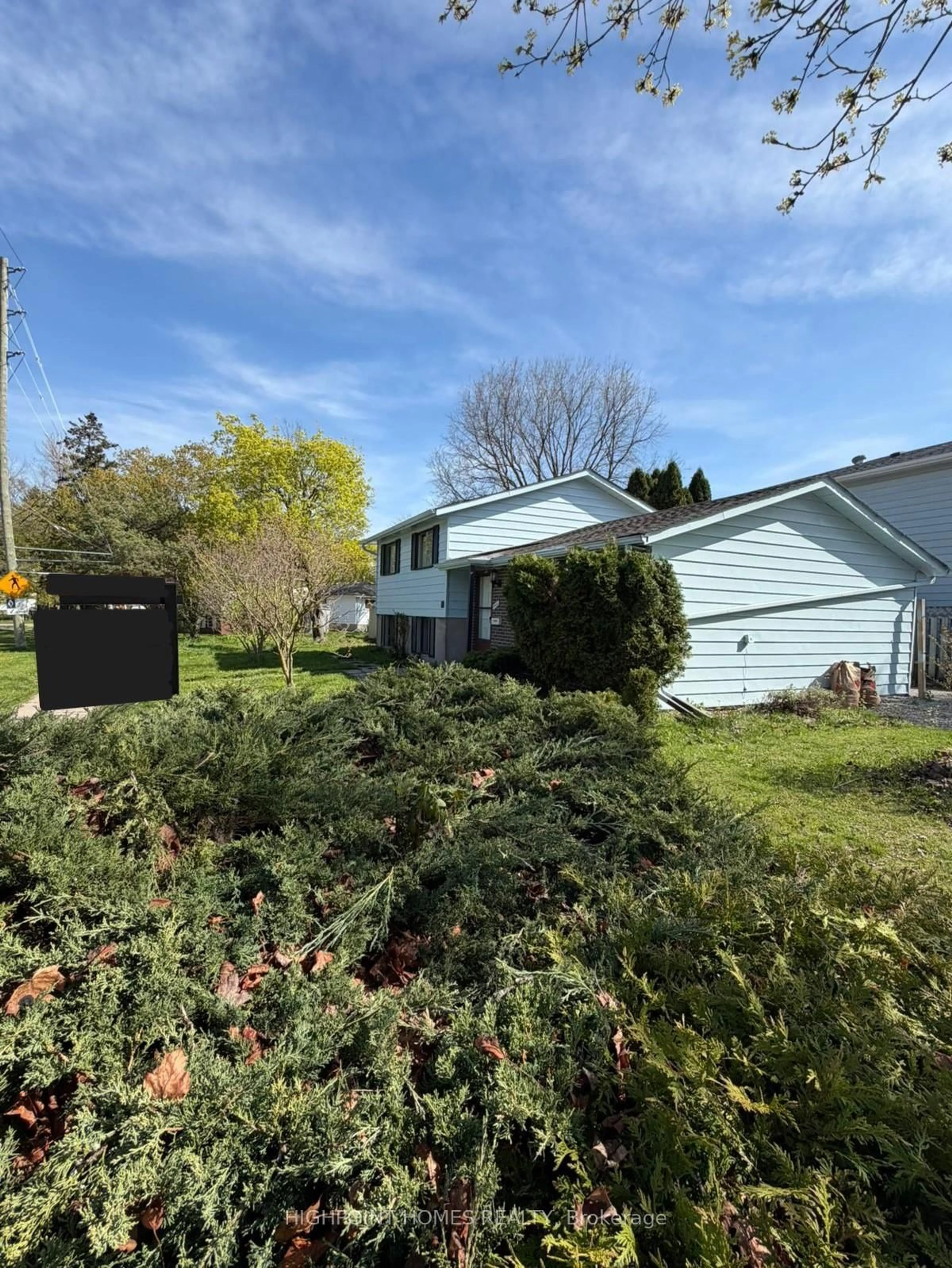 A pic from outside/outdoor area/front of a property/back of a property/a pic from drone, street for 466 Midwood Cres, Waterloo Ontario N2L 5N5