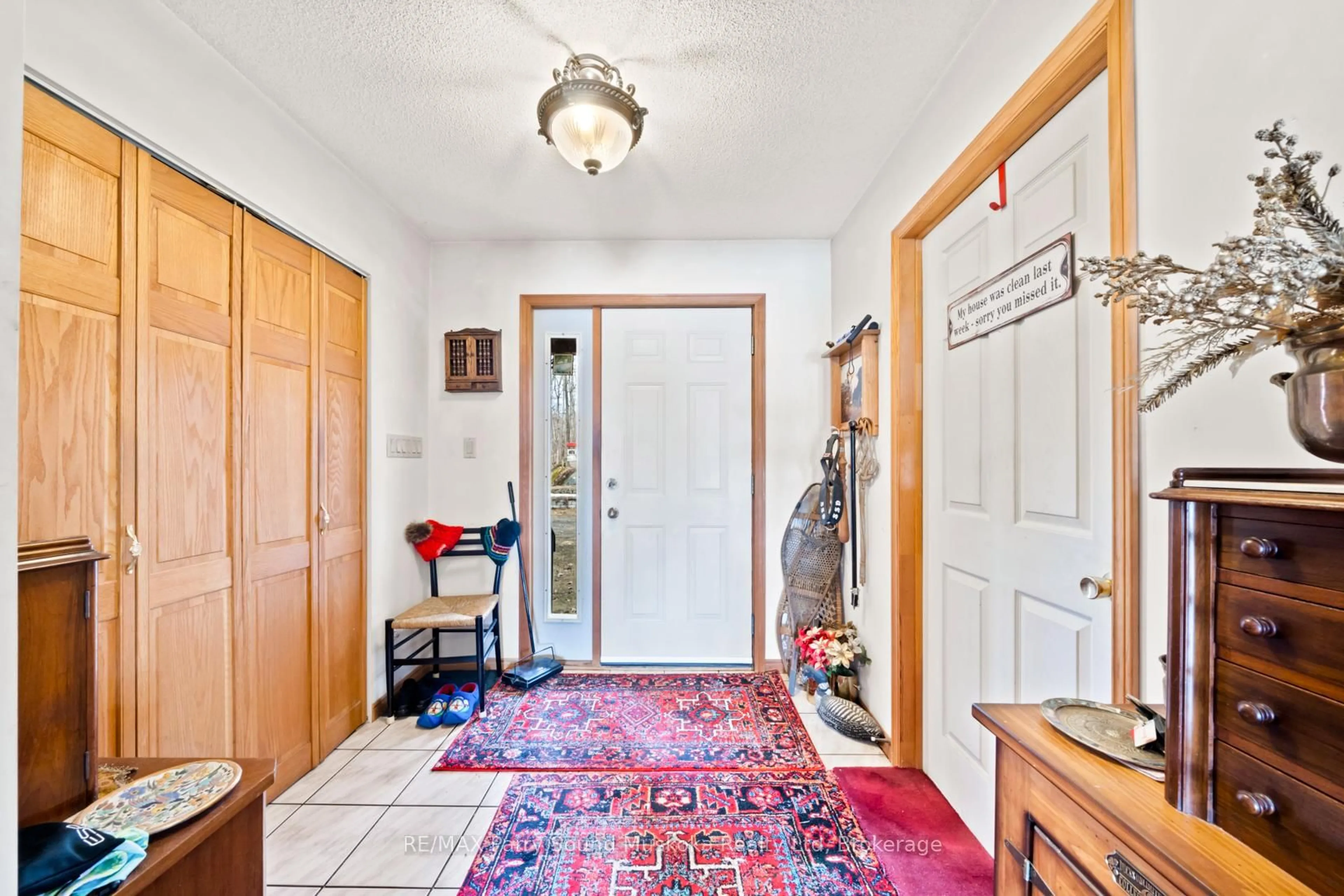 Indoor entryway for 39 LITTLE FINLAND Rd, Seguin Ontario P2A 0B2