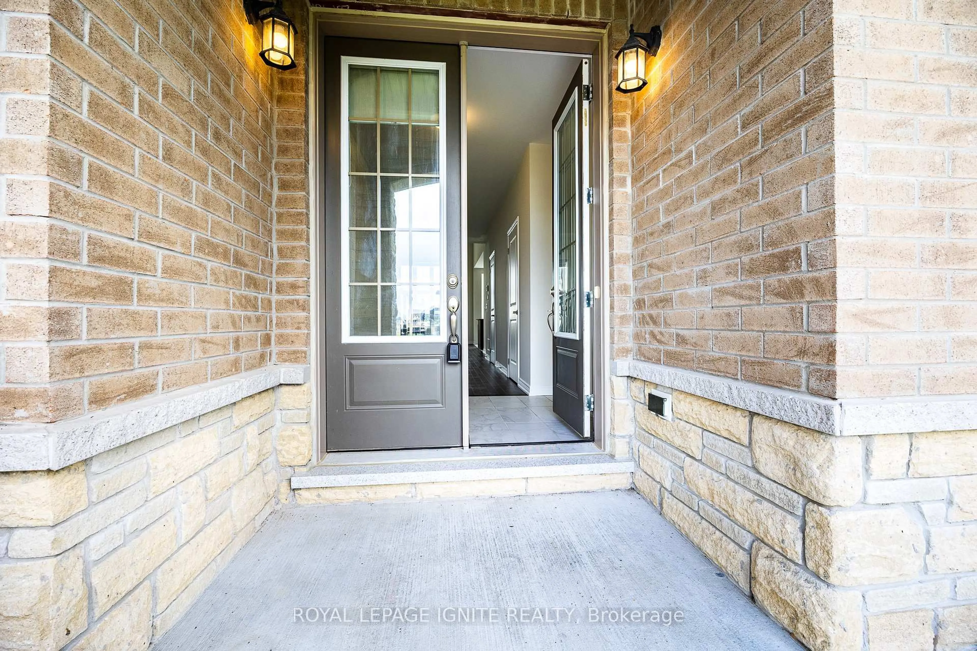 Indoor entryway for 83 Summer Breeze Dr, Quinte West Ontario K0K 1L0