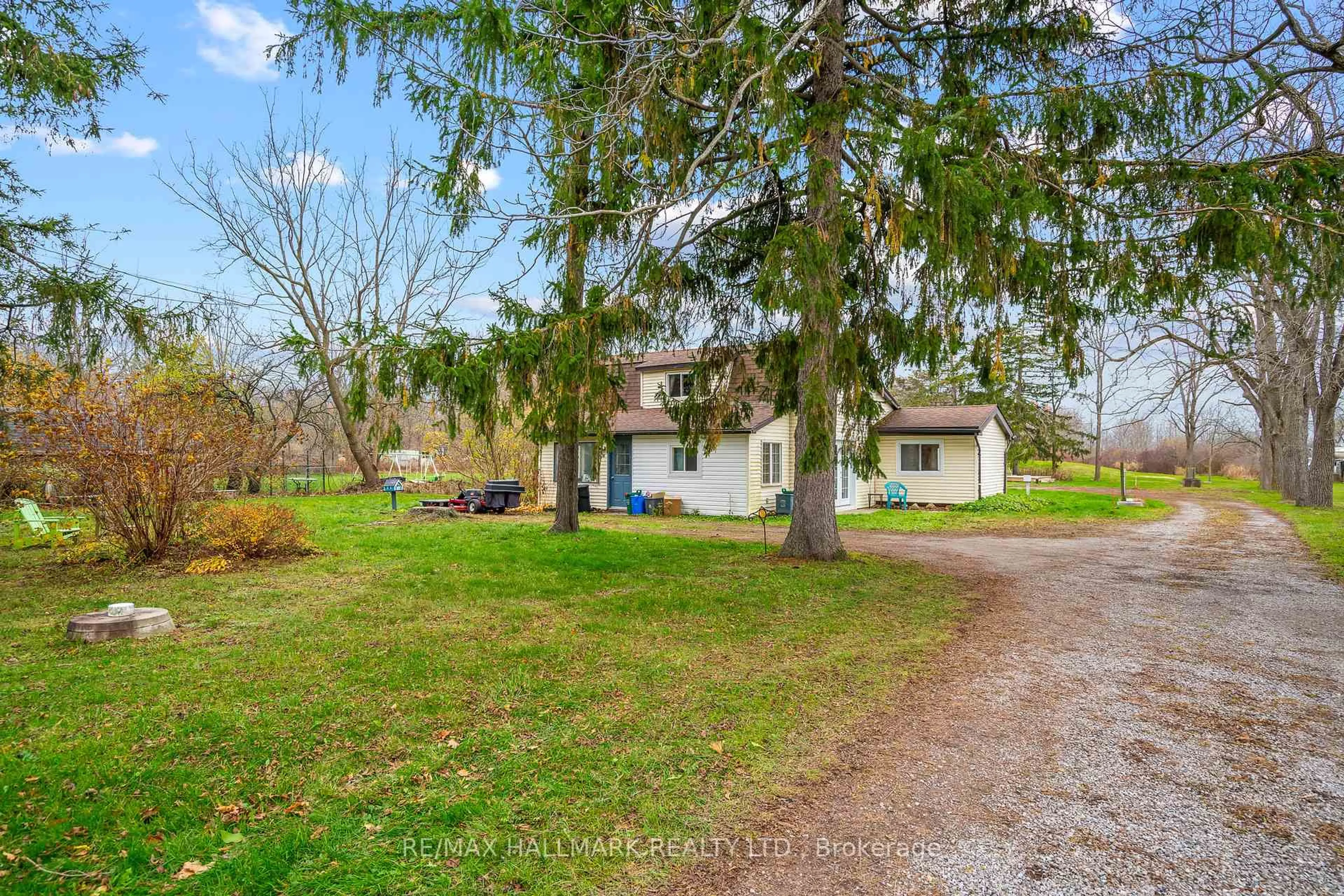 A pic from outside/outdoor area/front of a property/back of a property/a pic from drone, street for 231 Point Abino Rd, Fort Erie Ontario L0S 1N0