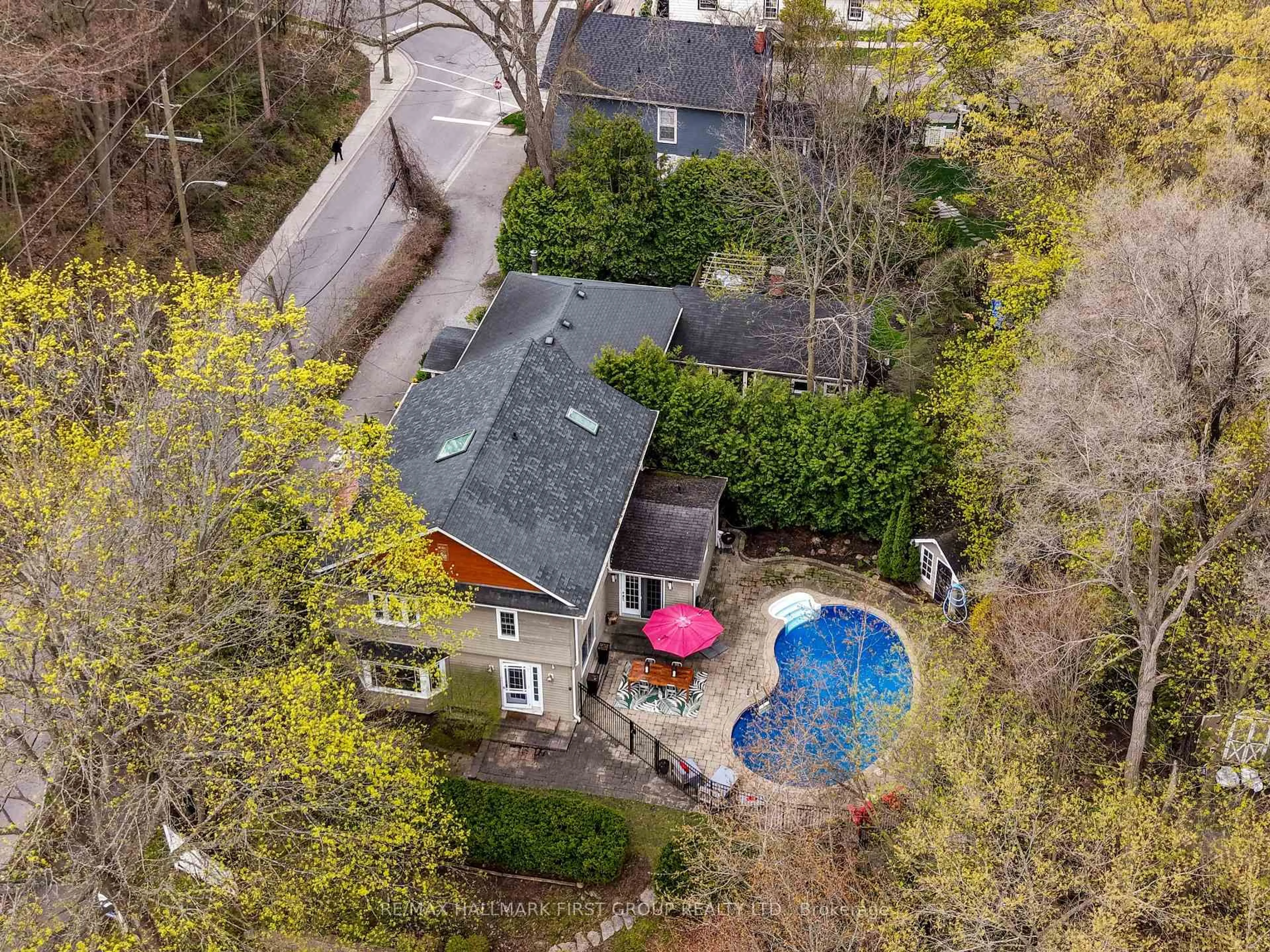 A pic from outside/outdoor area/front of a property/back of a property/a pic from drone, street for 54 Pine St, Port Hope Ontario L1A 3E9