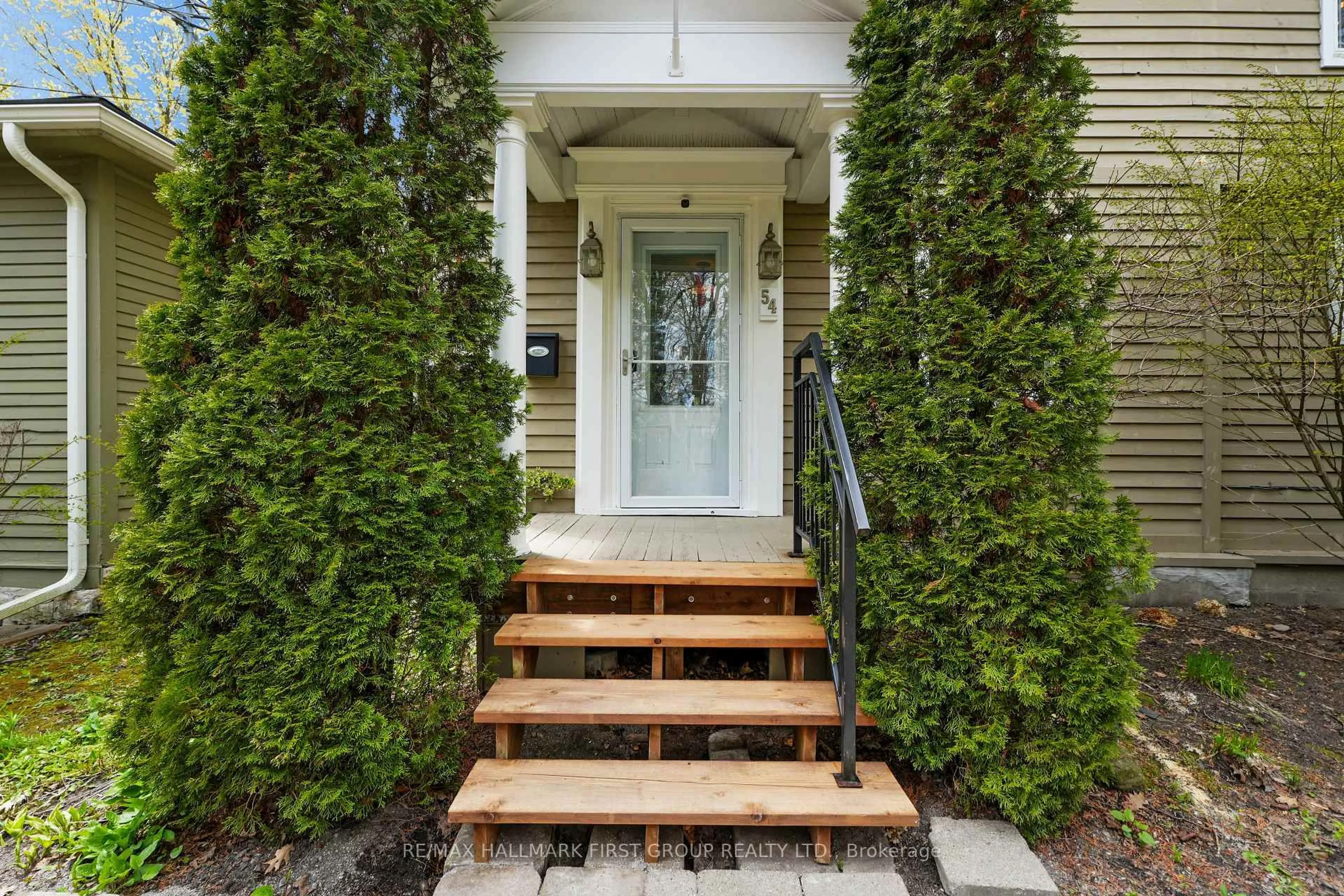 Indoor entryway for 54 Pine St, Port Hope Ontario L1A 3E9