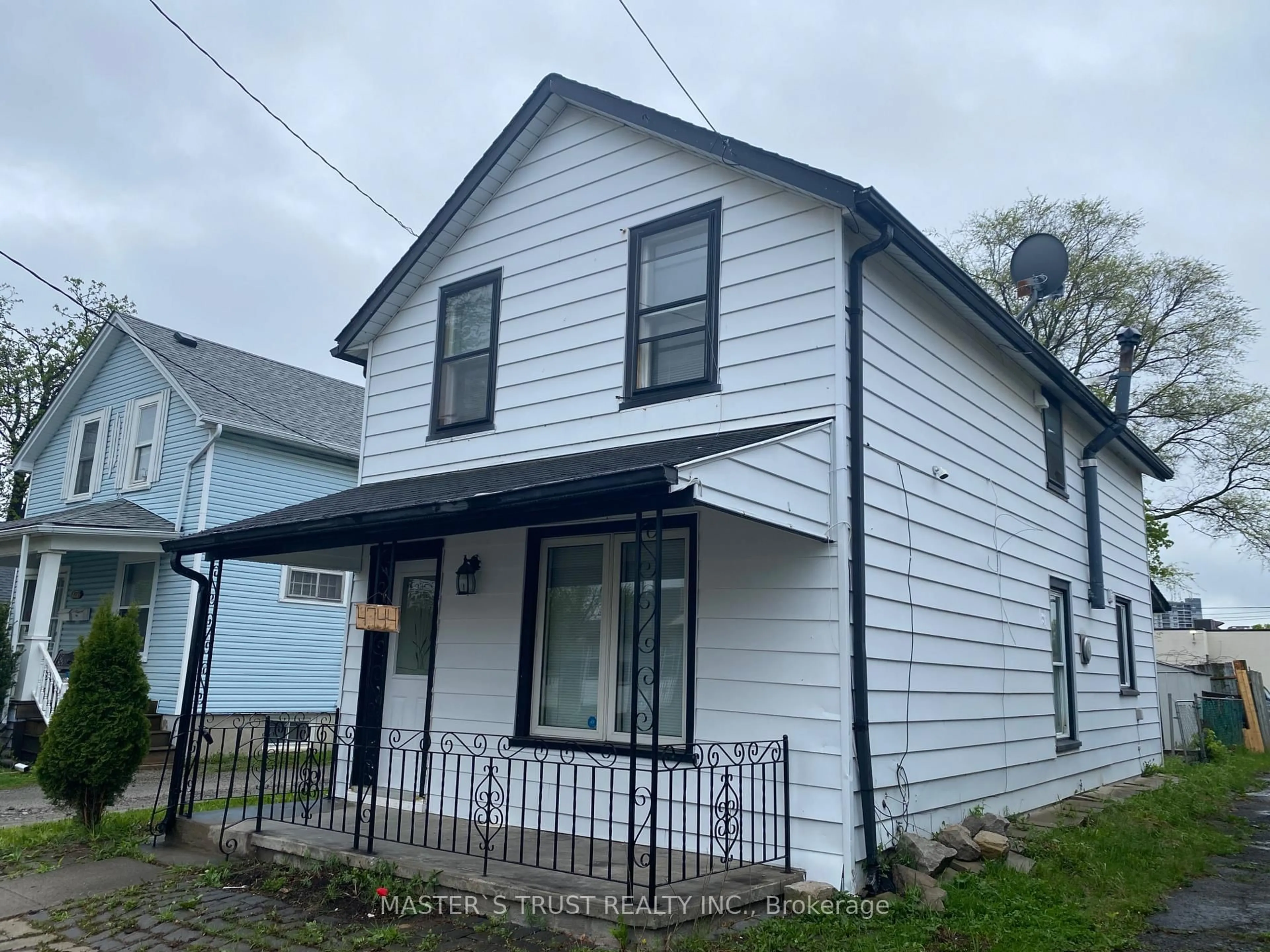 Home with vinyl exterior material, street for 4744 PARK St, Niagara Falls Ontario L2E 2R1