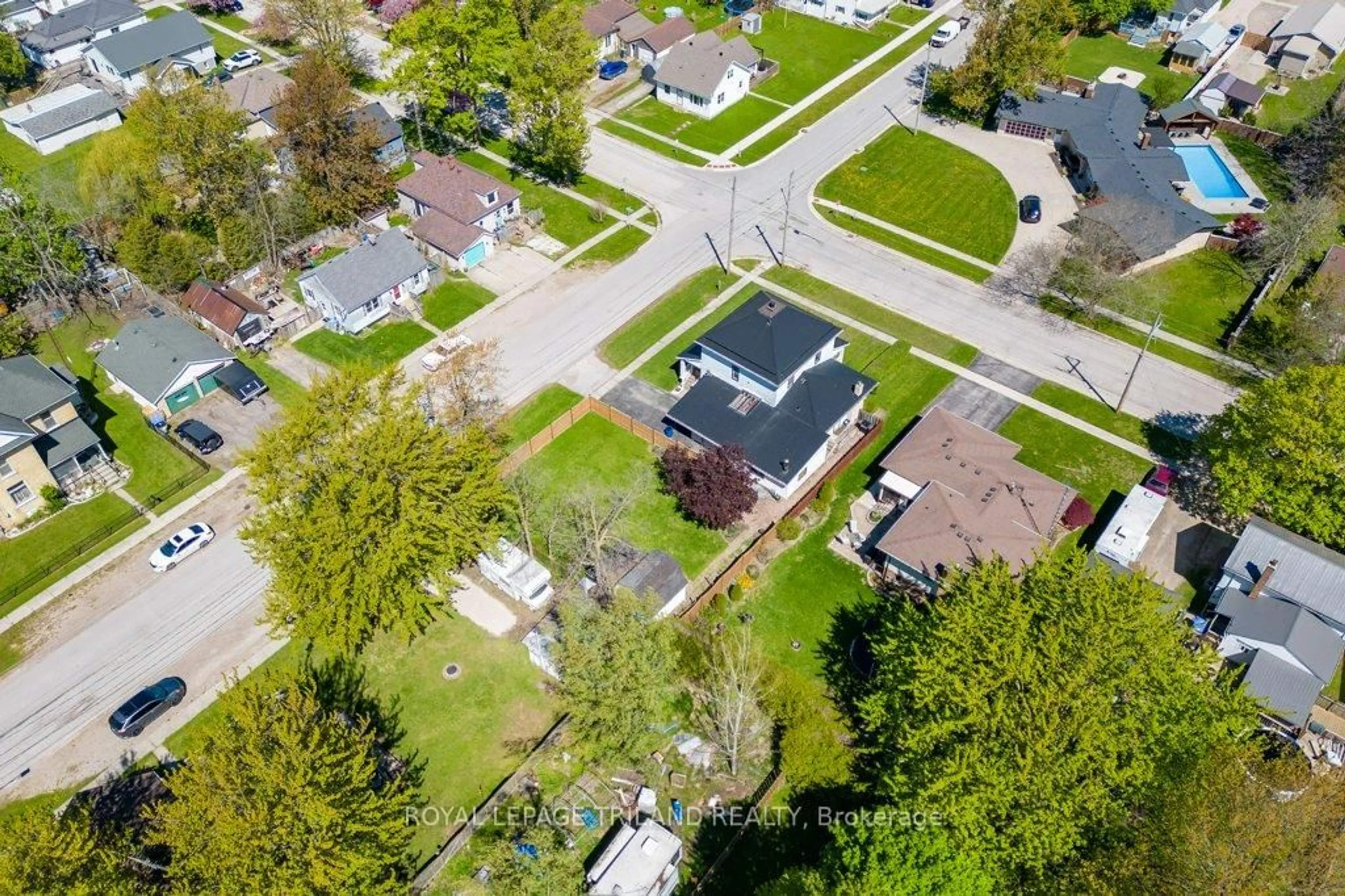 A pic from outside/outdoor area/front of a property/back of a property/a pic from drone, street for 311 Warwick St, Warwick Ontario N0M 2S0