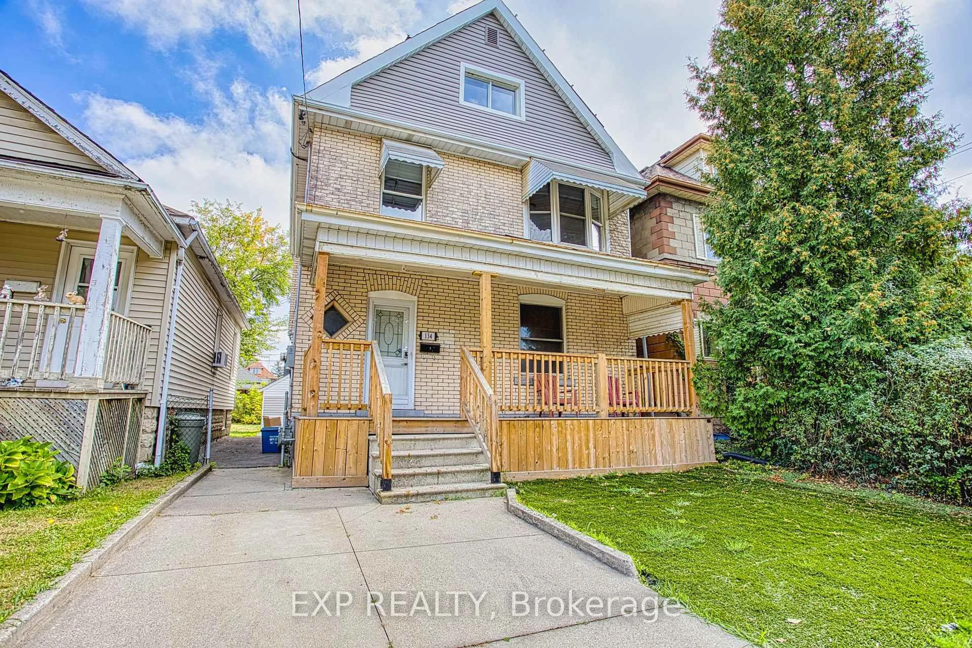 A pic from outside/outdoor area/front of a property/back of a property/a pic from drone, street for 134 Rosslyn Ave, Hamilton Ontario L8L 7P6