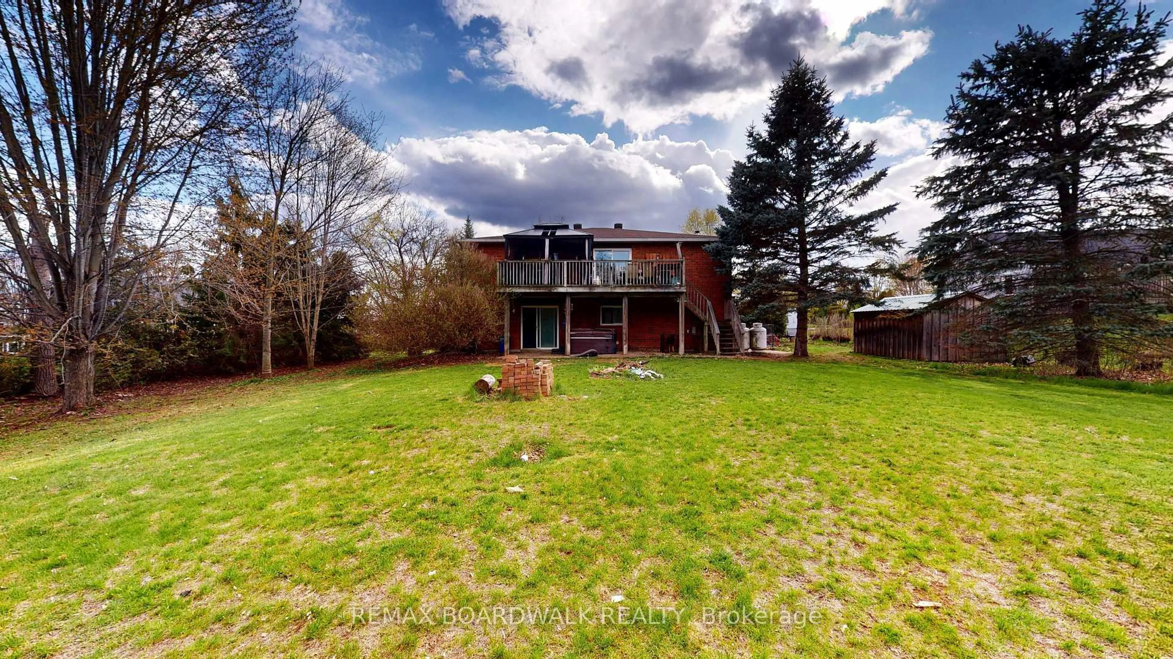 A pic from outside/outdoor area/front of a property/back of a property/a pic from drone, unknown for 7 Meadowview Dr, North Grenville Ontario K0G 1T0