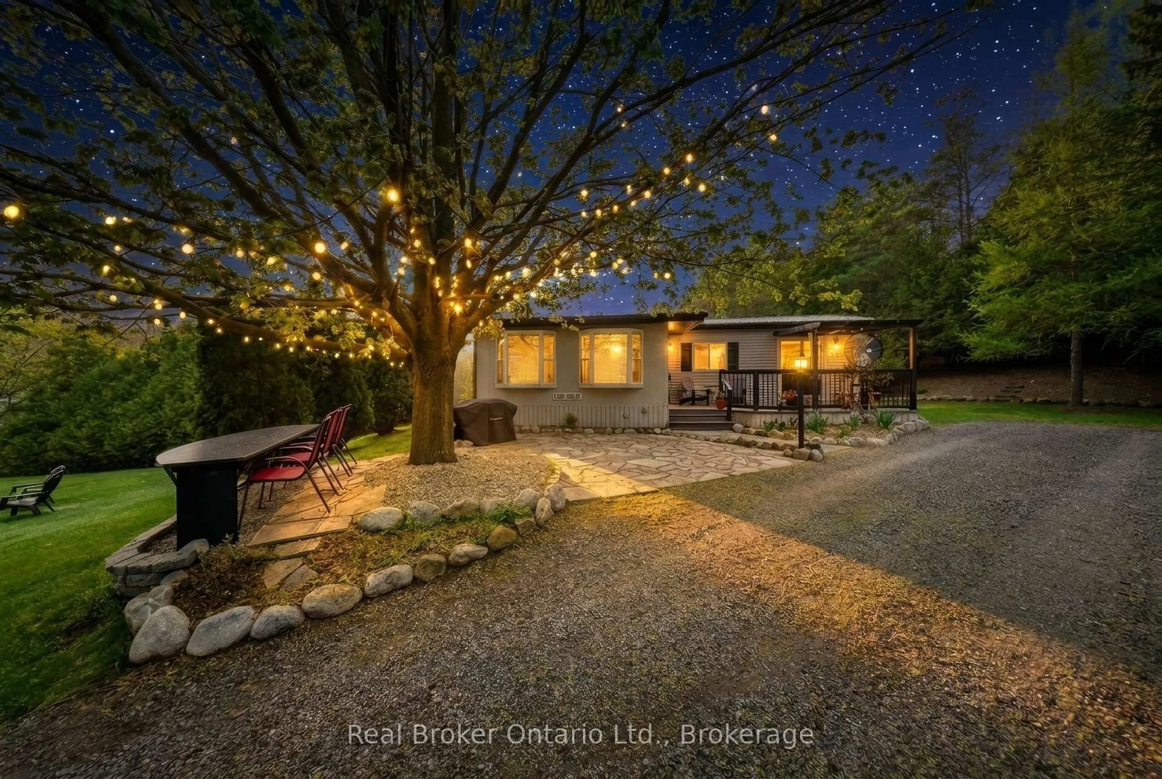 Patio, street for 230 Mountain Ash Rd, North Dumfries Ontario N0B 1E0