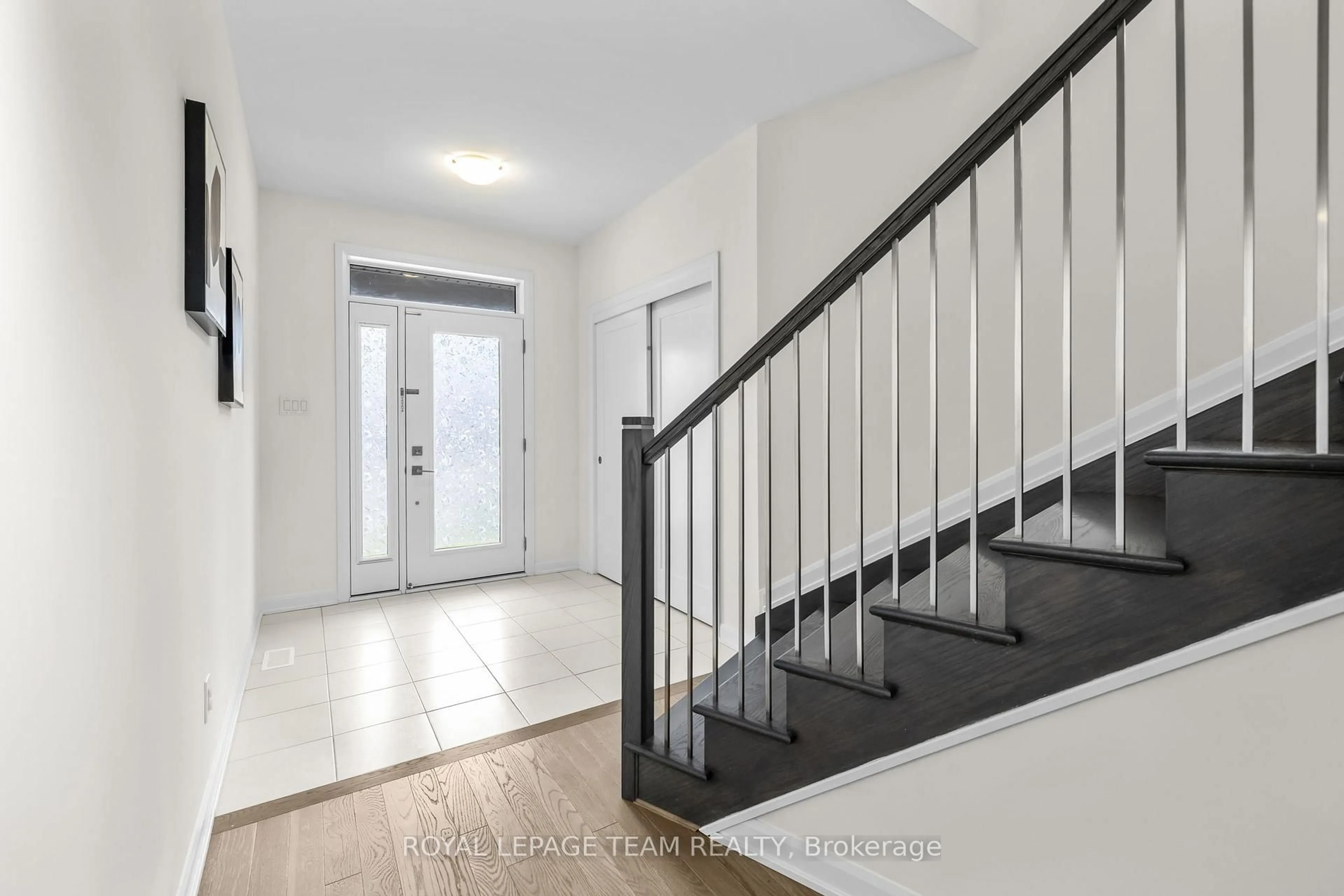 Indoor entryway for 800 Cappamore Dr, Ottawa Ontario K2J 6V6