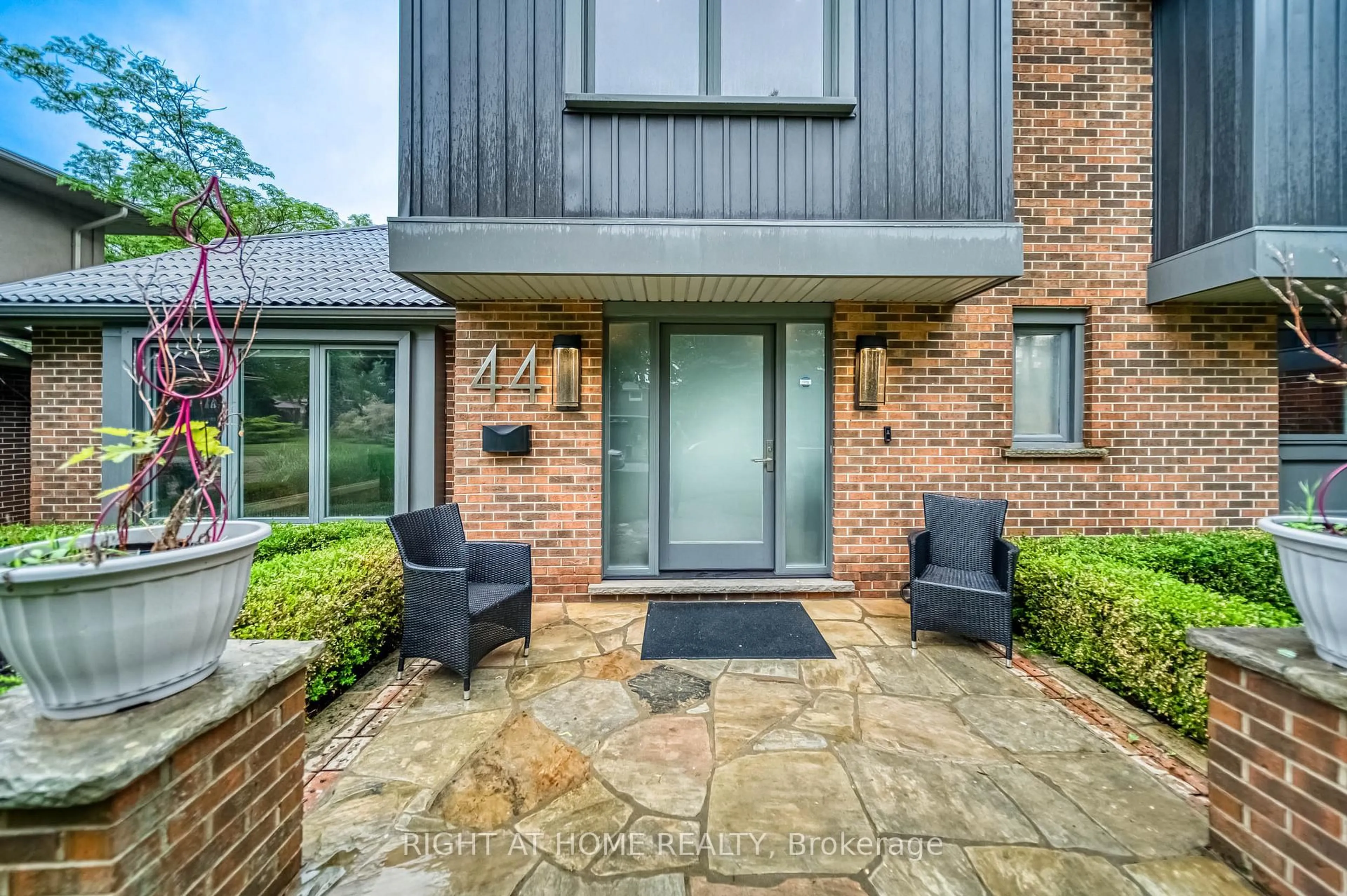 Home with brick exterior material, street for 44 Royal Henley Blvd, St. Catharines Ontario L2N 4S1