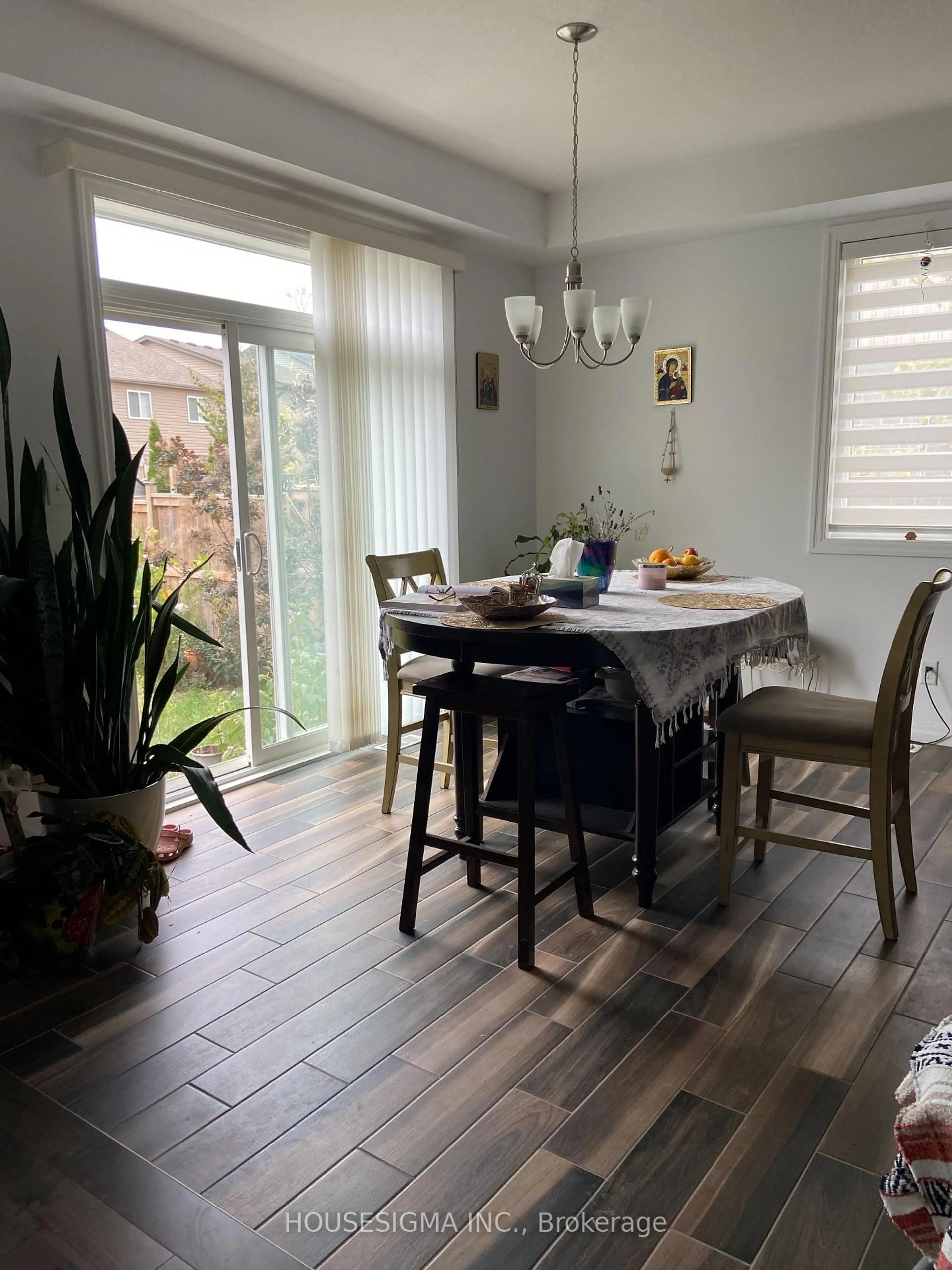 Dining room, wood/laminate floor for 348 Freure Dr, Cambridge Ontario N1S 0B5