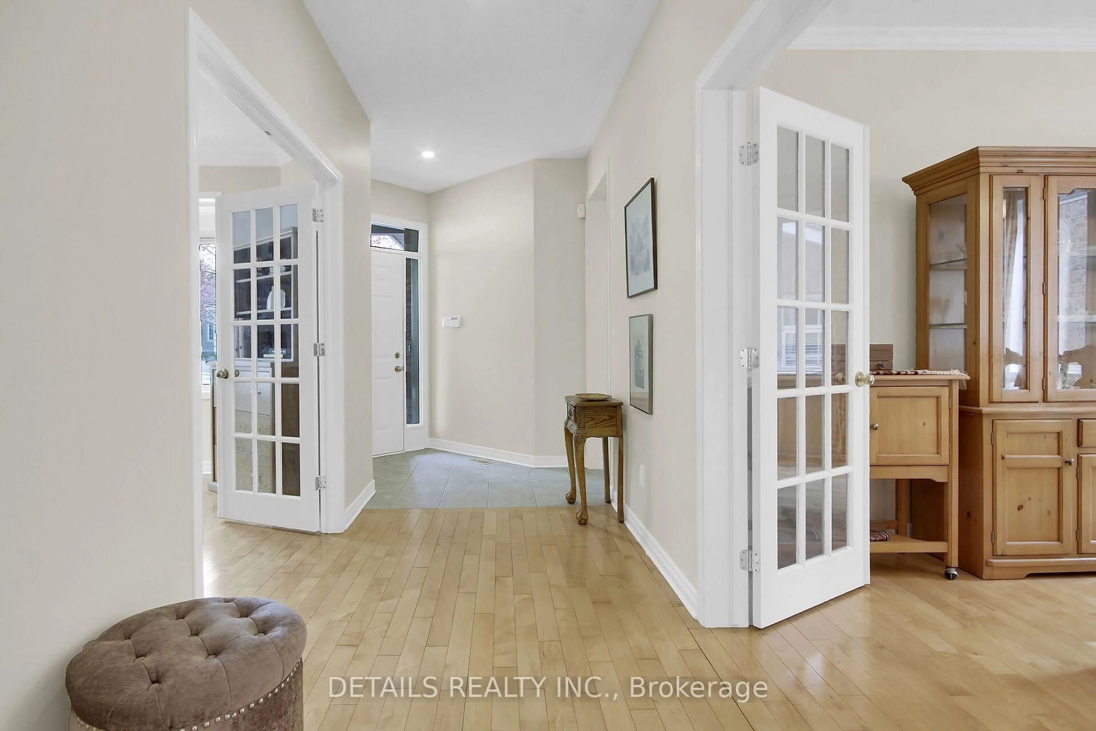 Indoor entryway for 7 Stonecroft Terr, Kanata Ontario K2K 2V1