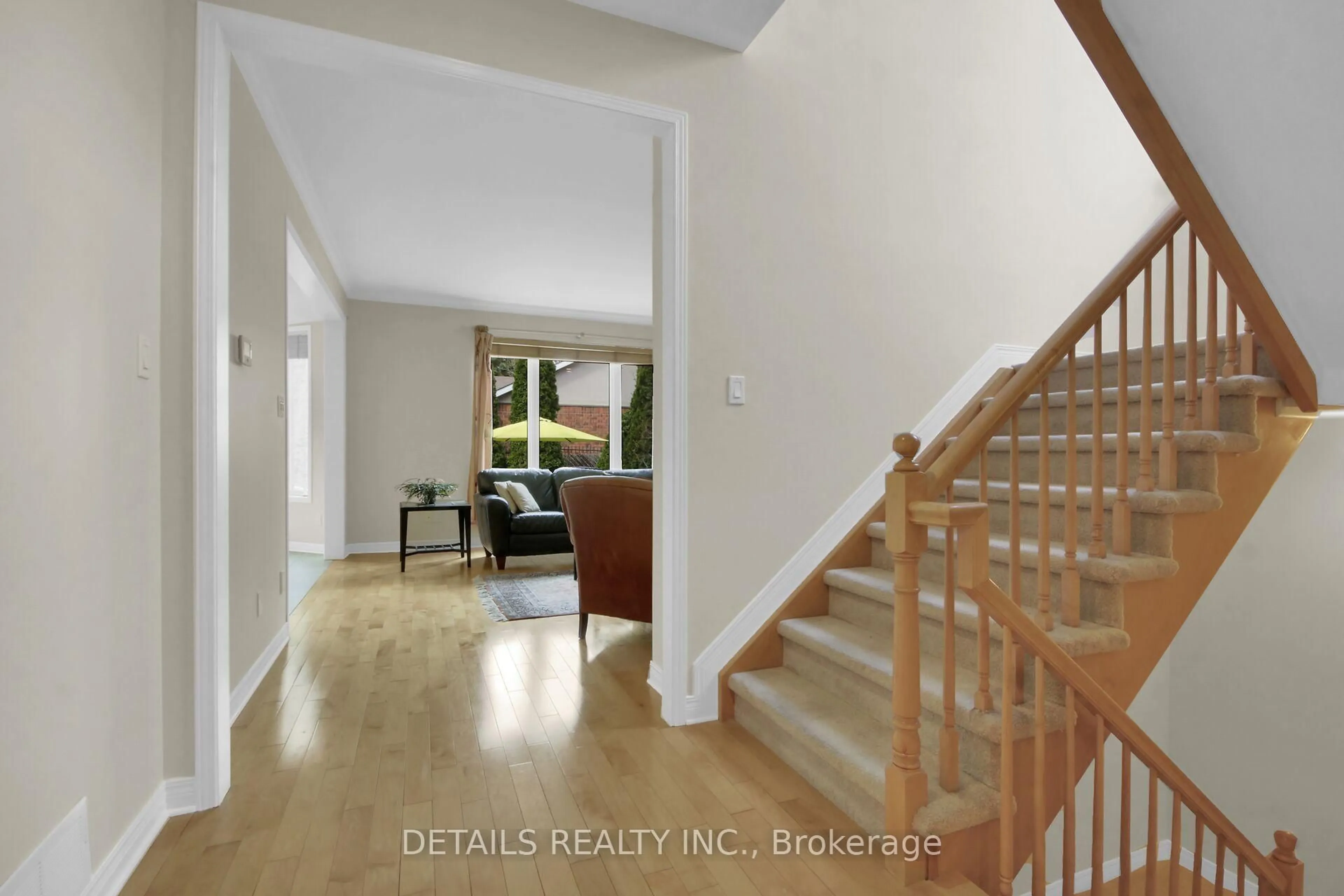 Indoor entryway for 7 Stonecroft Terr, Kanata Ontario K2K 2V1