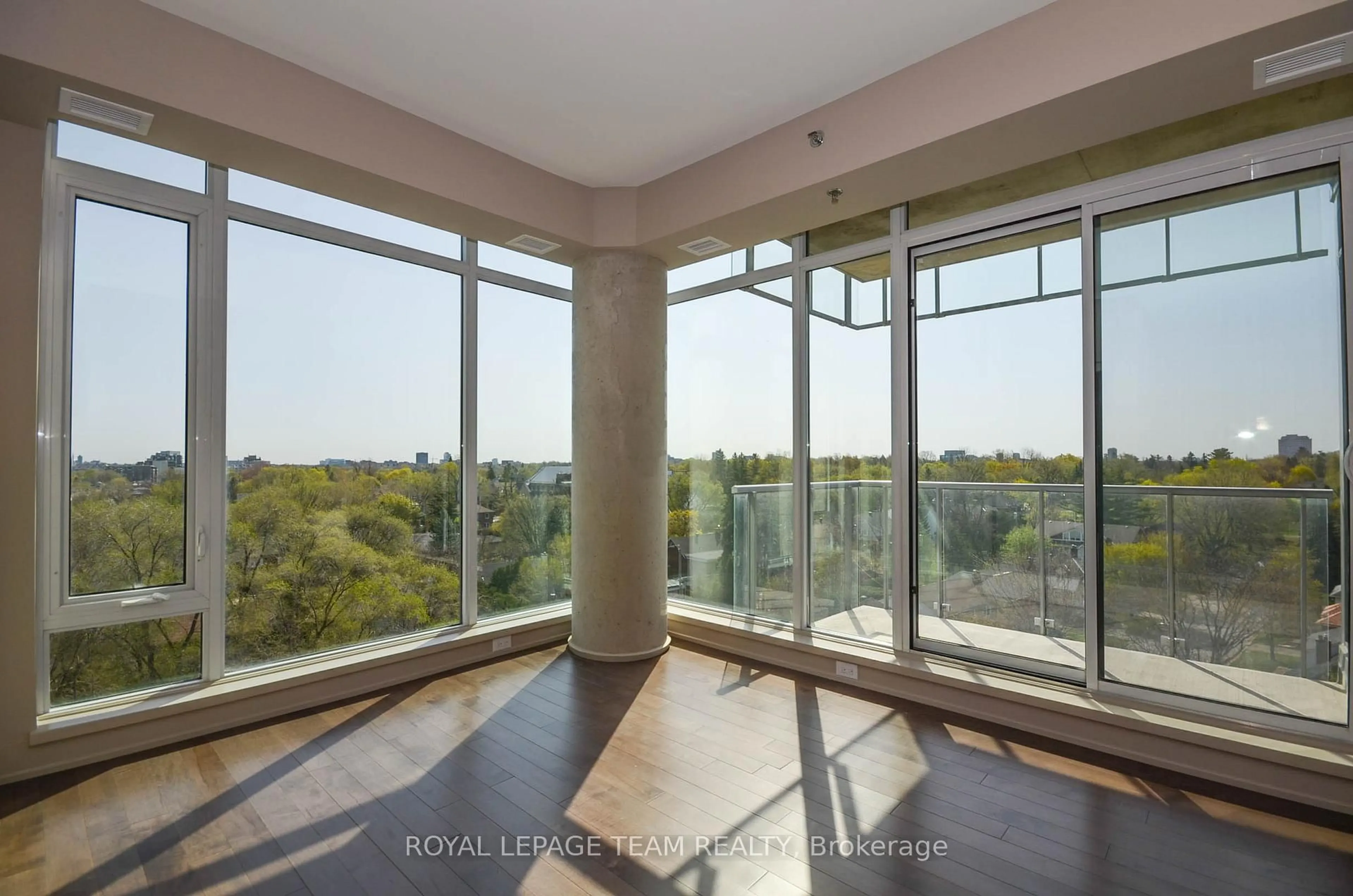 Indoor foyer for 88 Richmond Rd #701, Ottawa Ontario K1Z 0B1