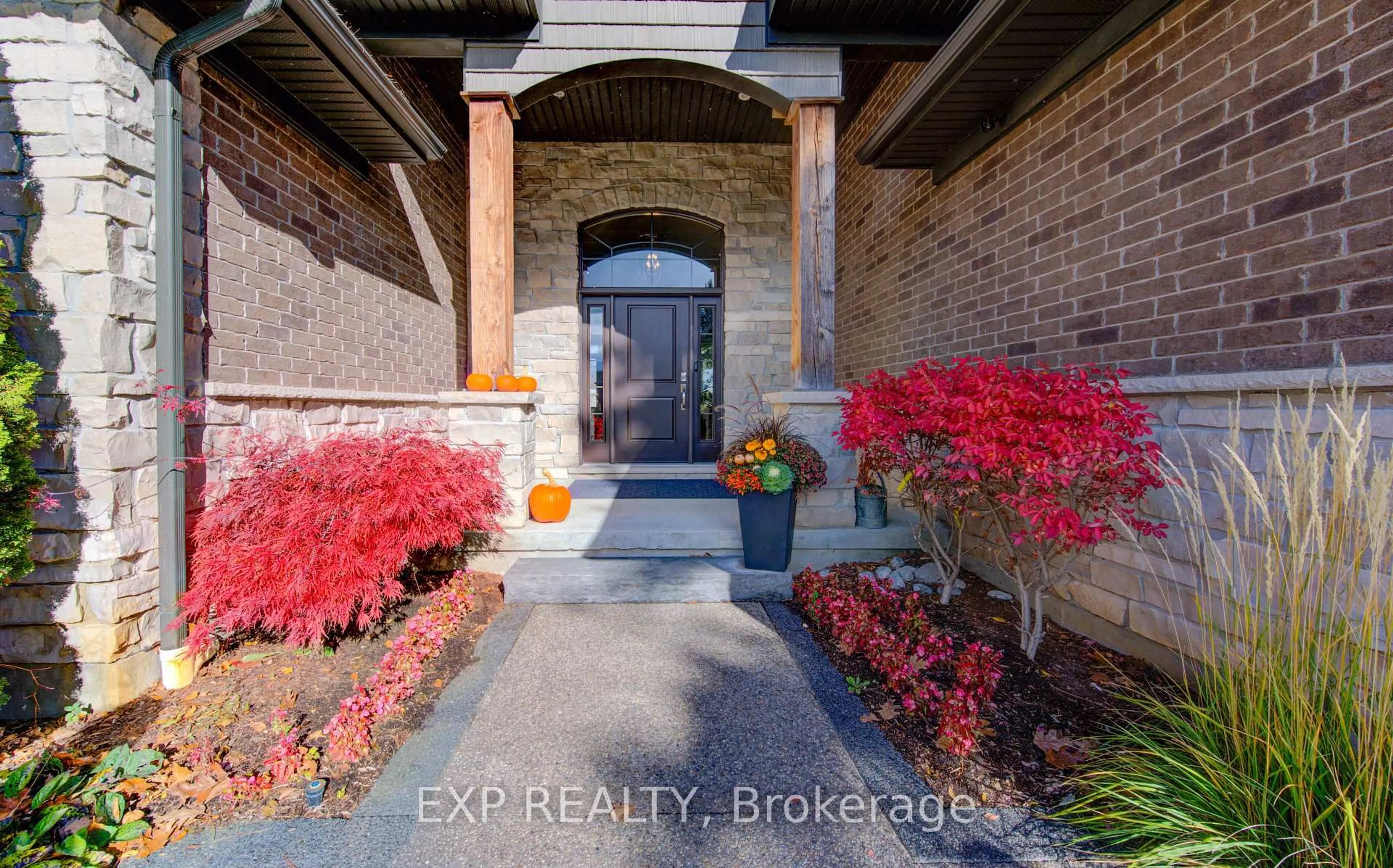 Indoor entryway for 52 Edgehill Dr, Kitchener Ontario N2P 2C6