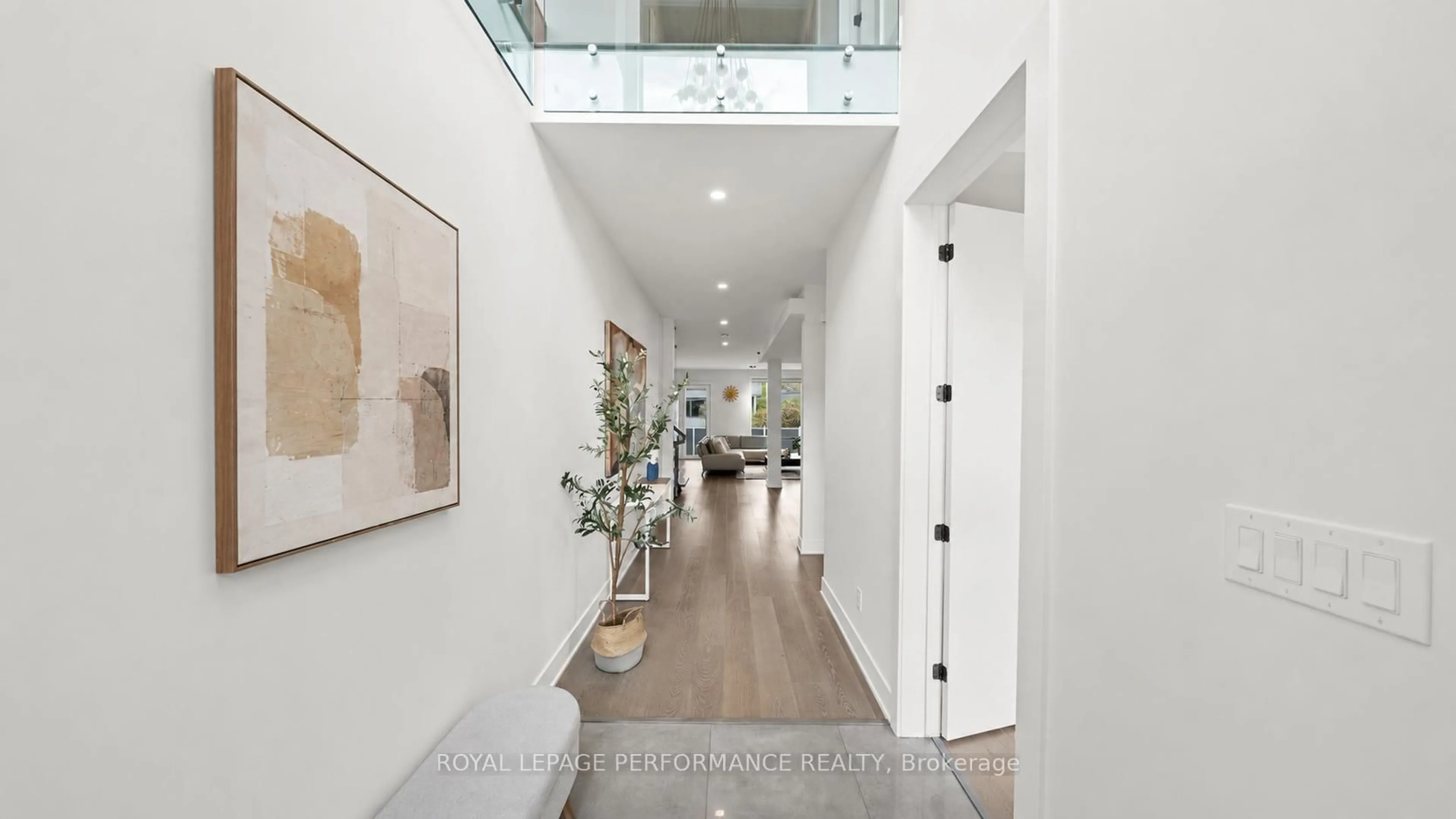 Indoor foyer for 505 WINDERMERE Ave, Ottawa Ontario K2A 2W3