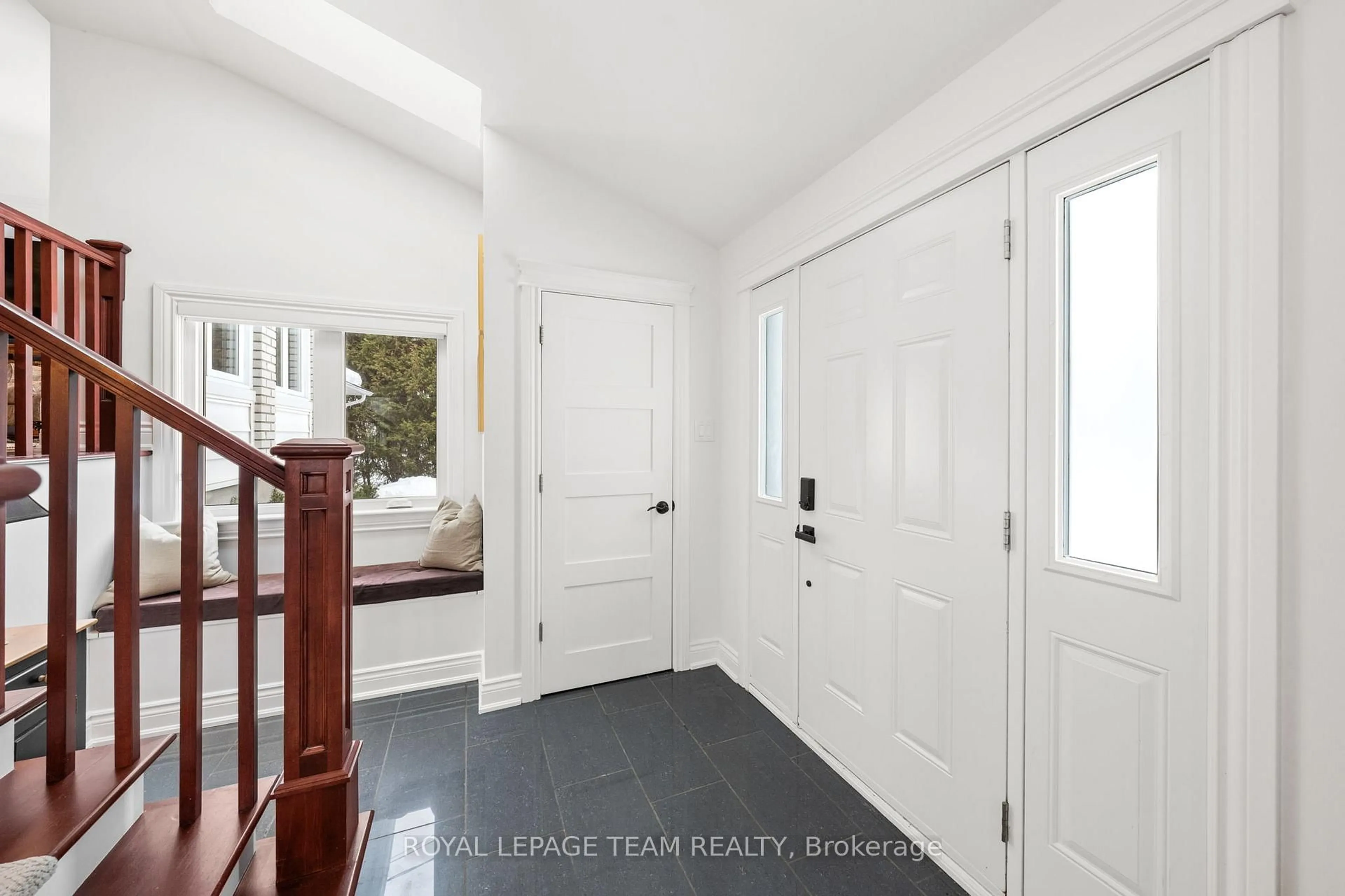 Indoor entryway for 28 Maplehill Way, Ottawa Ontario K2C 3H1