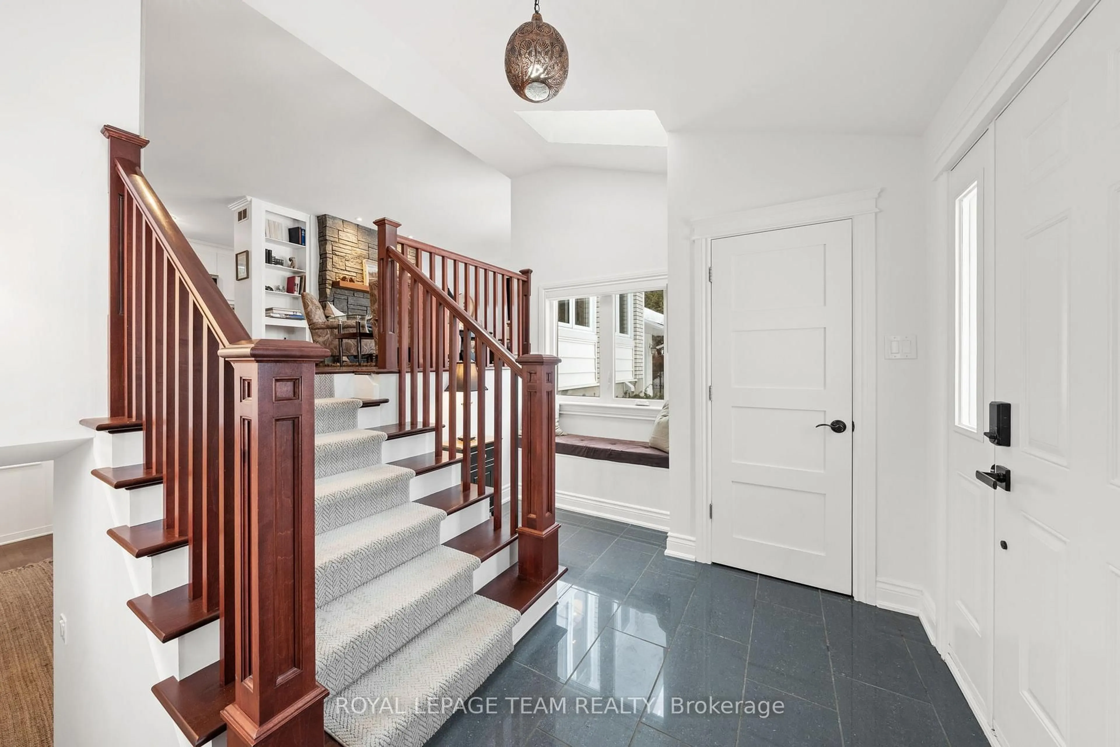 Indoor foyer for 28 Maplehill Way, Ottawa Ontario K2C 3H1