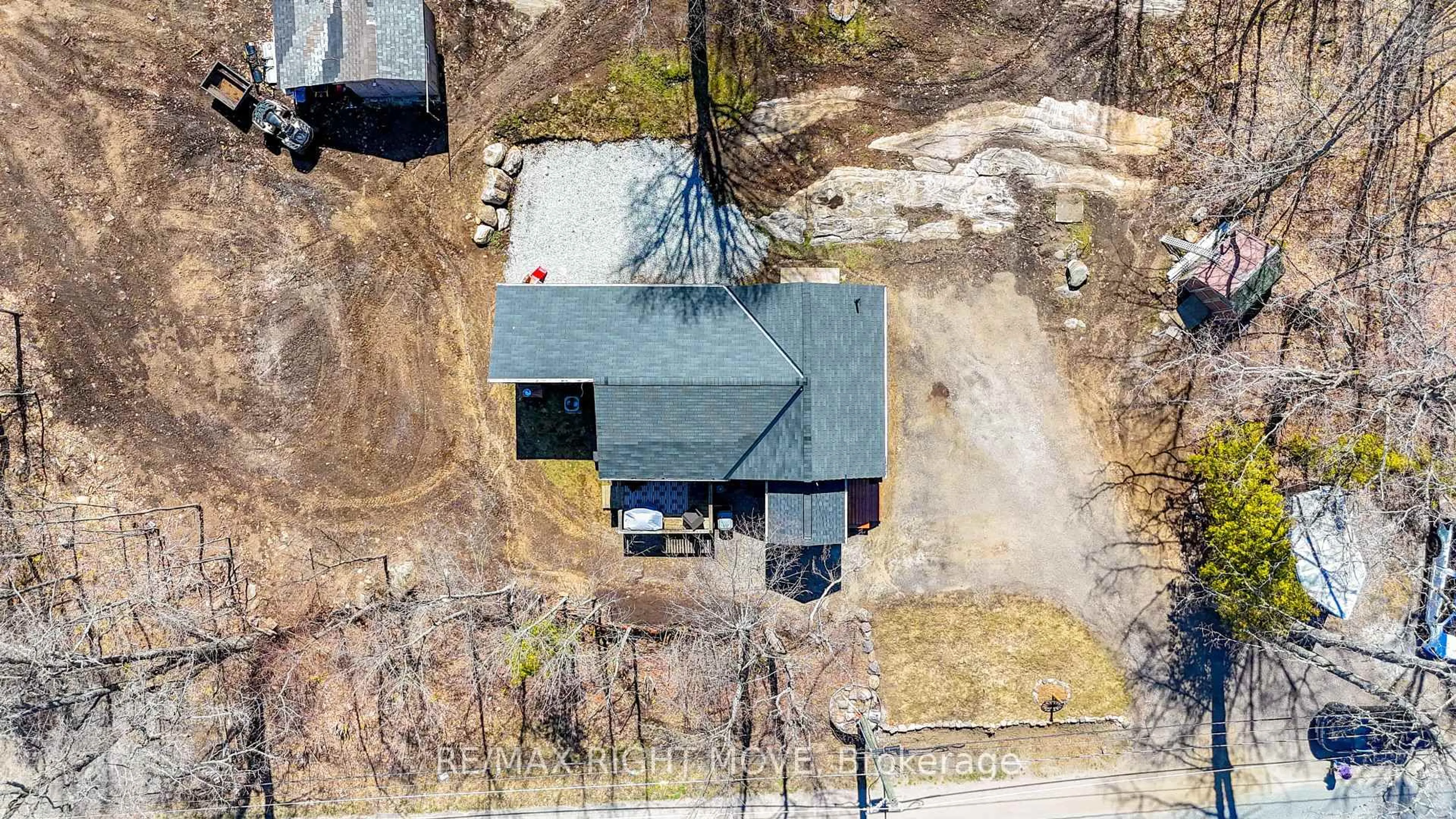 A pic from outside/outdoor area/front of a property/back of a property/a pic from drone, building for 203 MUSQUASH Rd, Gravenhurst Ontario P1P 1V2