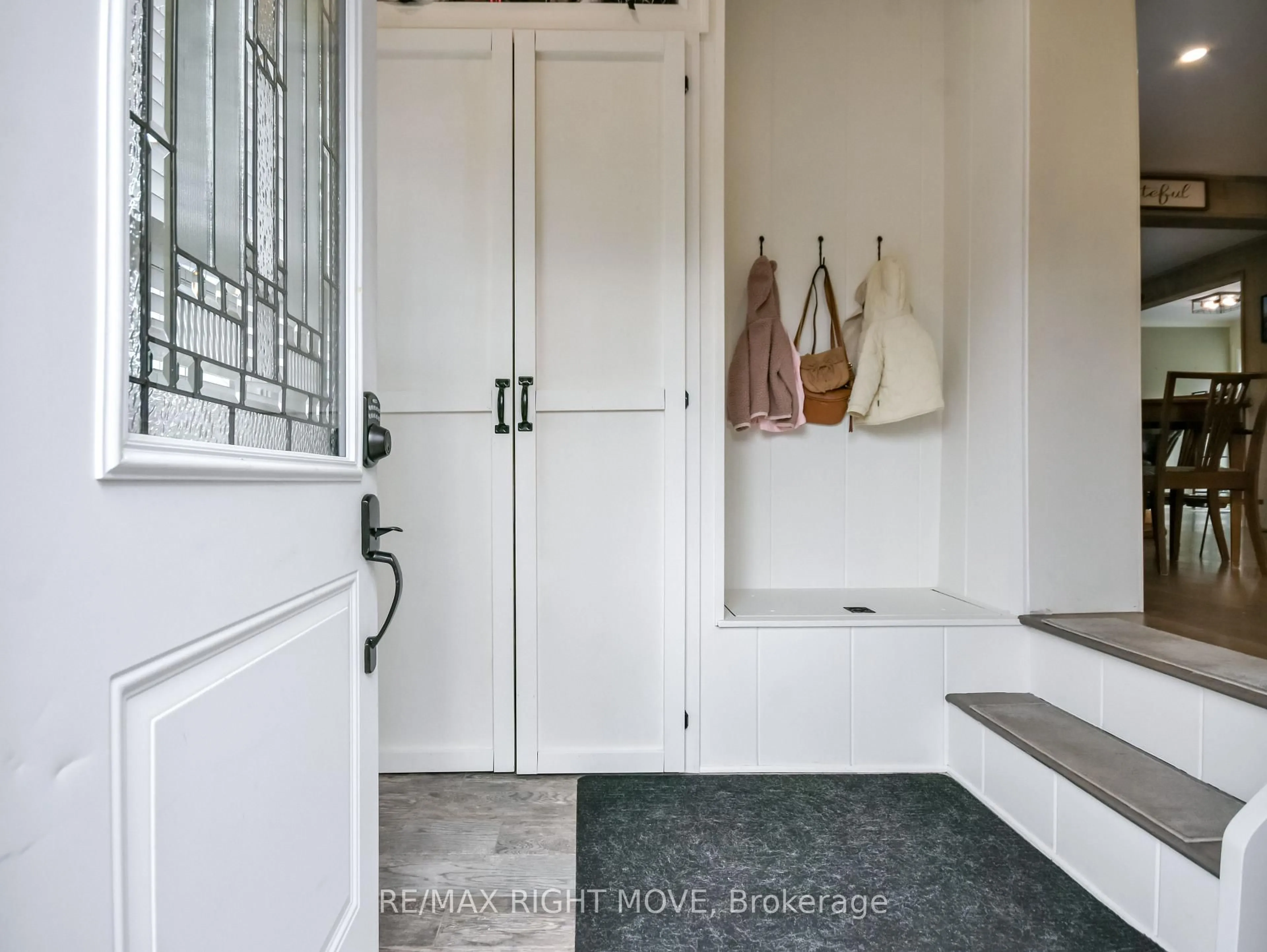 Indoor entryway for 203 MUSQUASH Rd, Gravenhurst Ontario P1P 1V2