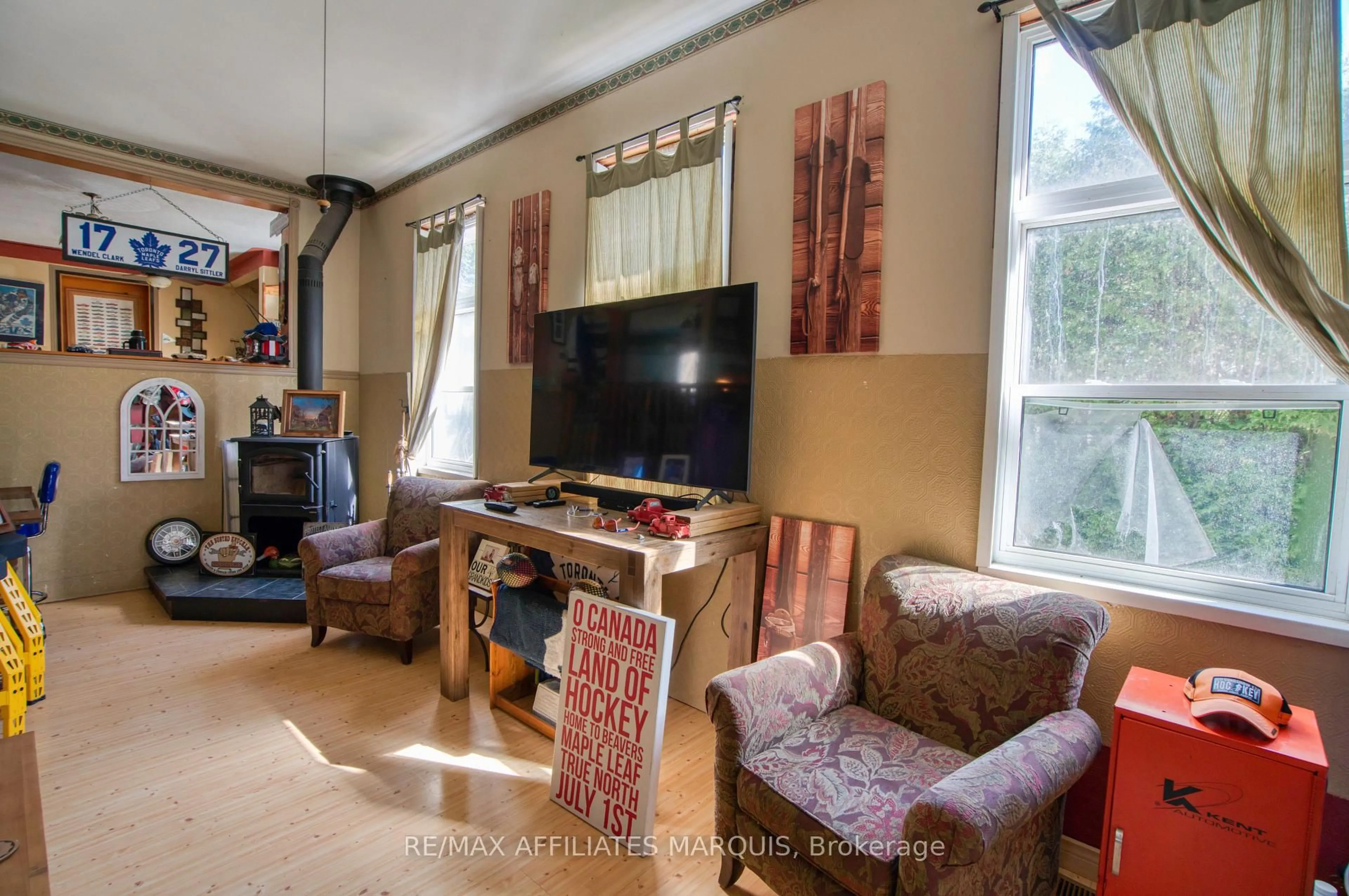 Living room with furniture, unknown for 641 Harper Rd, Perth Ontario K7H 3C9