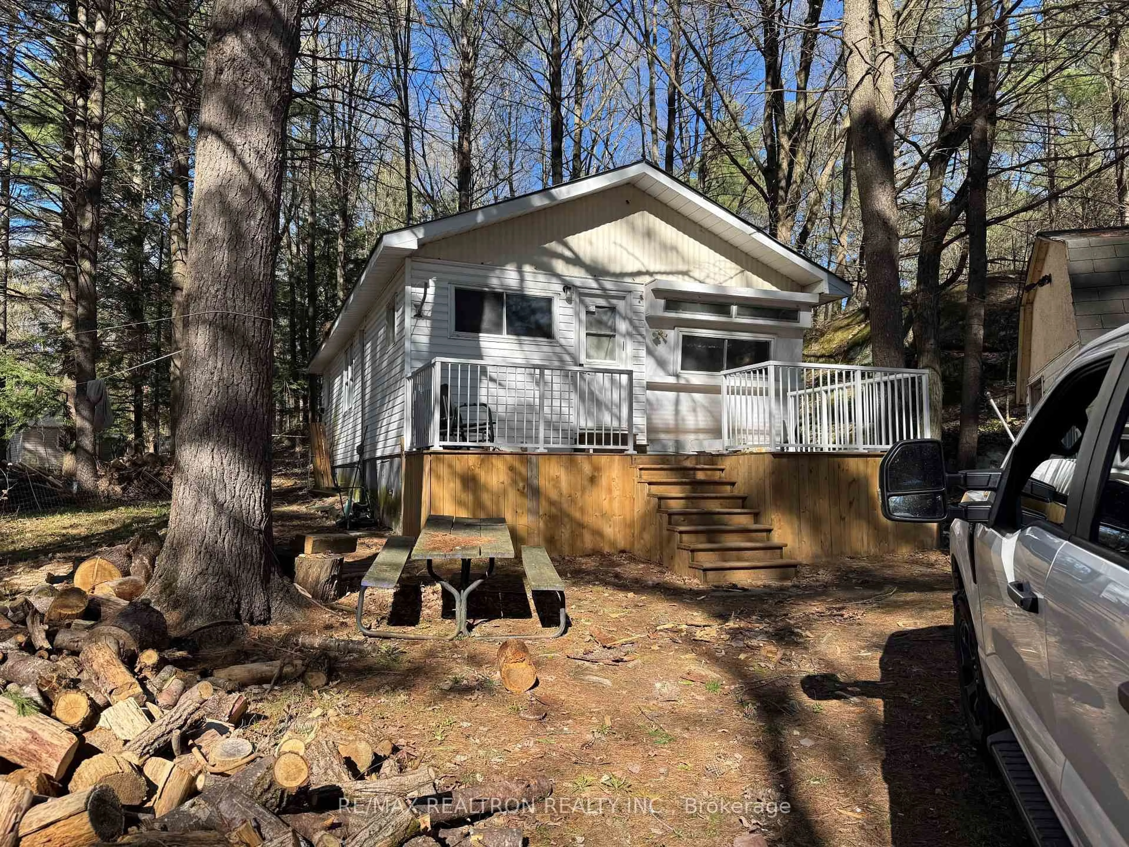 Home with vinyl exterior material, forest/trees view for 1080 Four Seasons Rd, Gravenhurst Ontario P0E 1N0